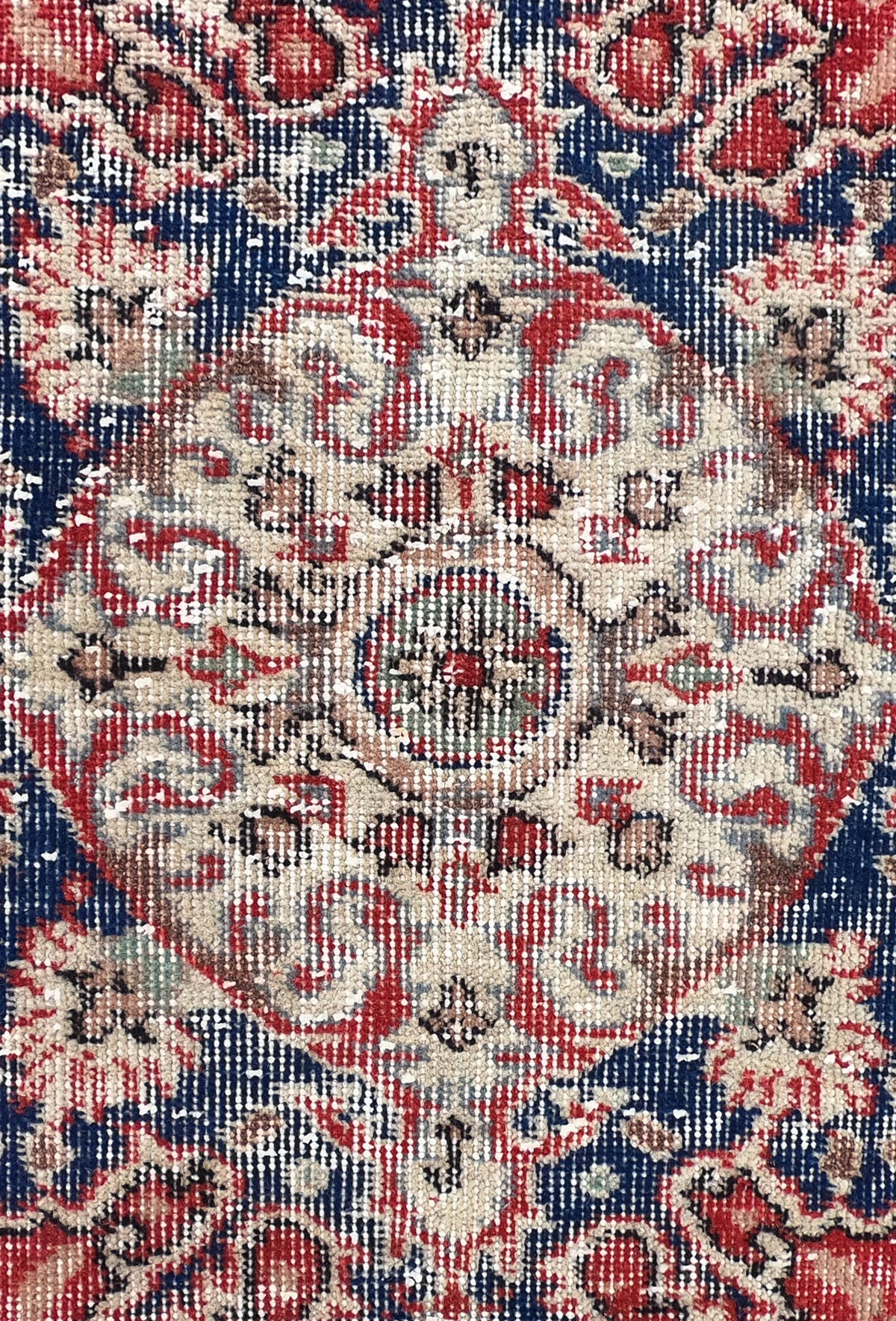 Diseño clásico decolorado en alfombra persa vintage turca