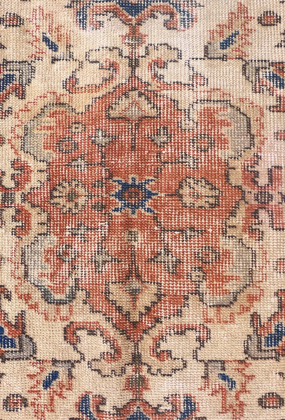 Detalle de diseño clásico neutralizado en alfombra persa turca hecha a mano