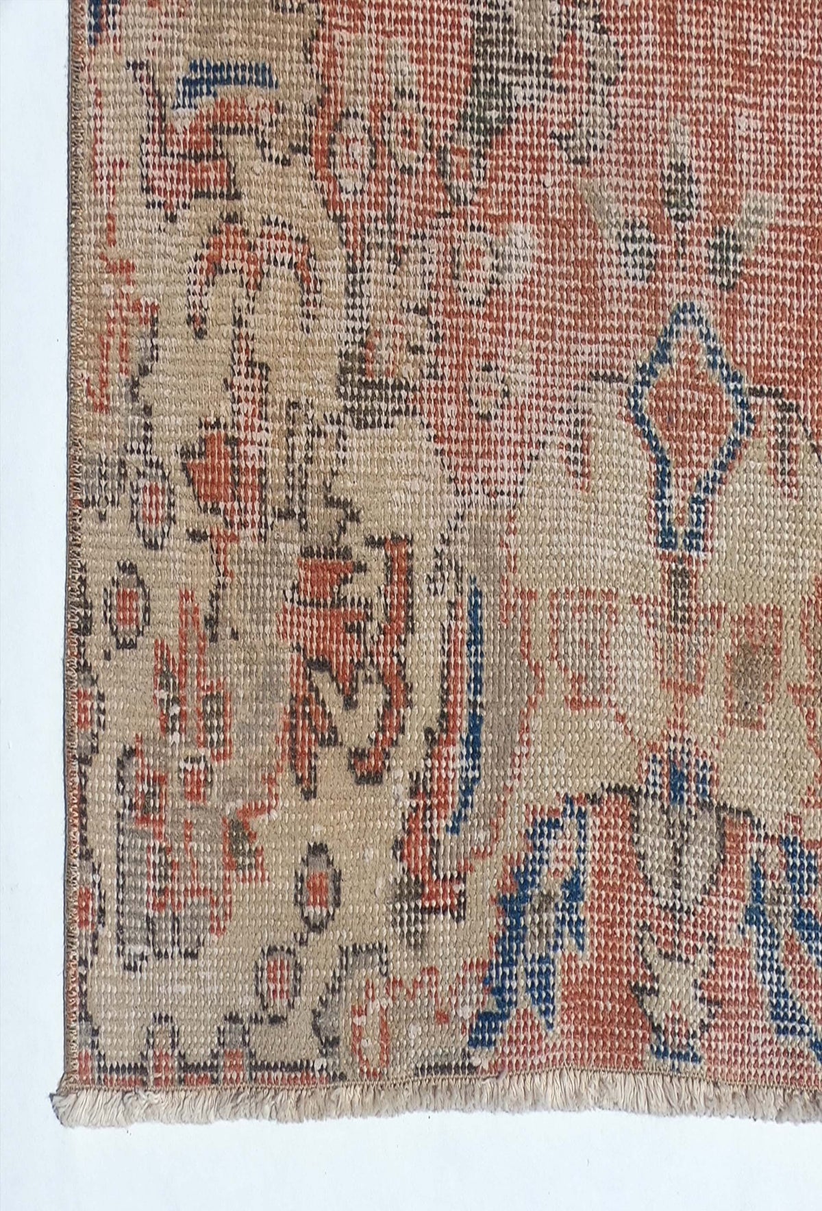 Textura de lana natural en alfombra vintage importada, tacto suave