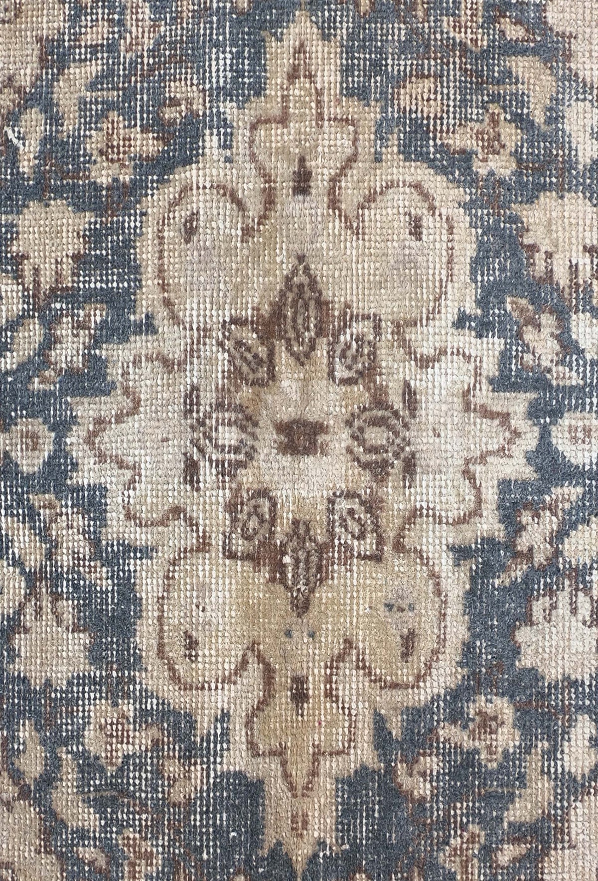 Diseño clásico descolorido en alfombra persa turca, aspecto vintage