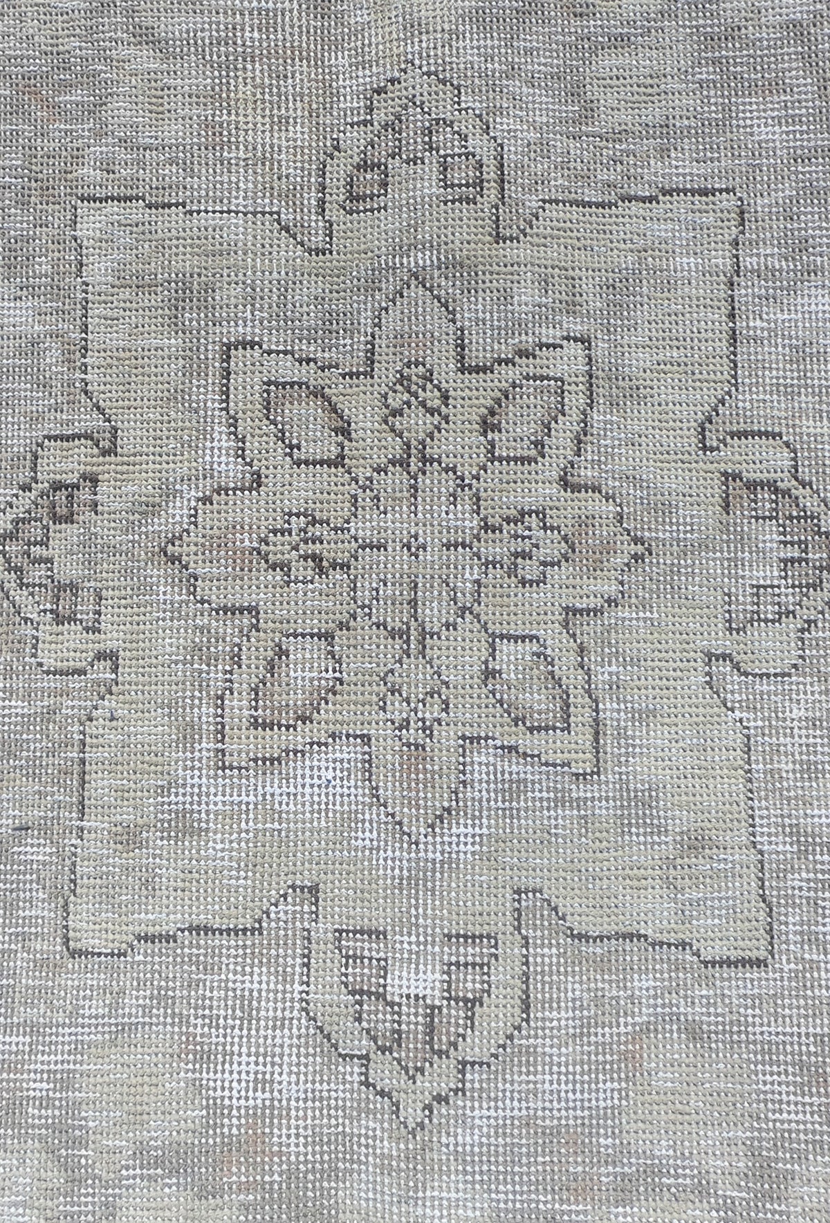 Detalle de diseño decolorado en alfombra persa vintage turca