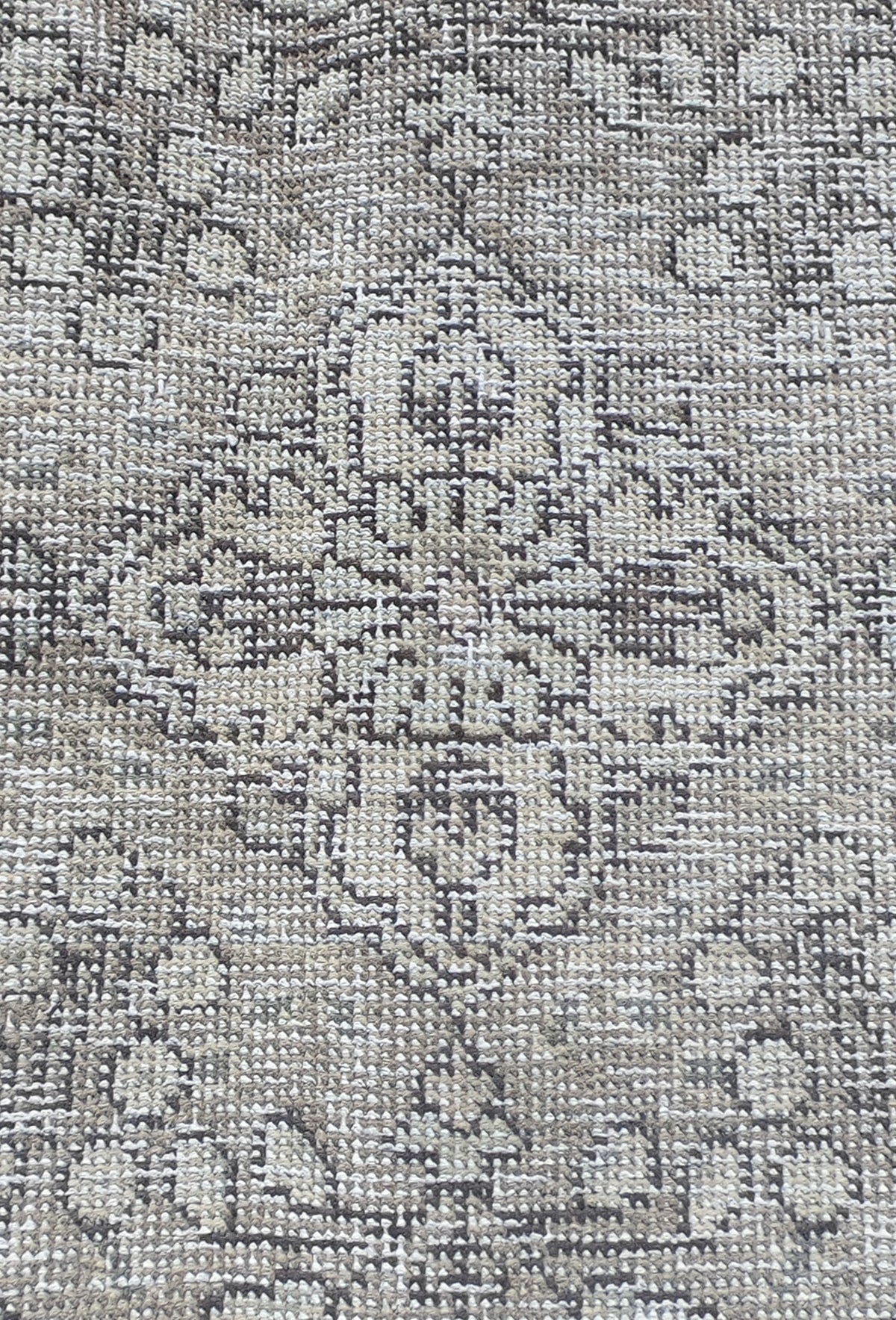 Diseño decolorado y teñido sobre patrón clásico en alfombra persa vintage