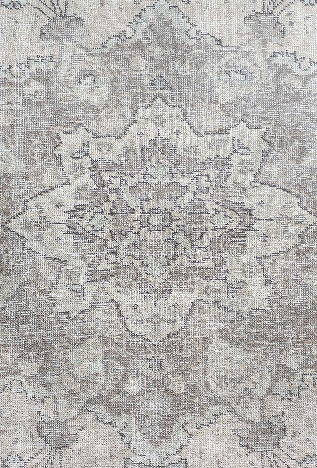 Diseño decolorado y teñido sobre patrón clásico en alfombra vintage