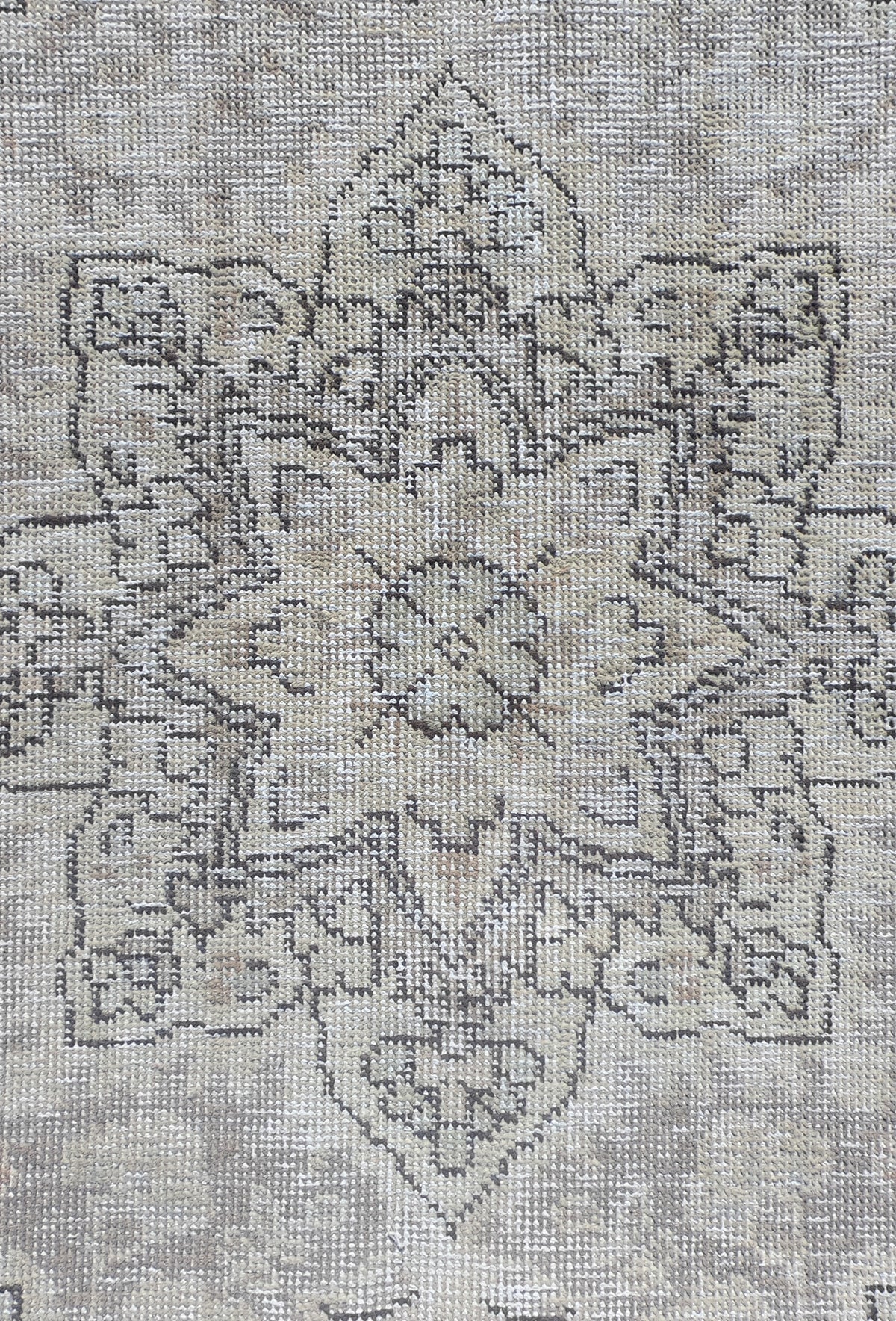 Diseño clásico turco descolorido en alfombra persa de lana vintage