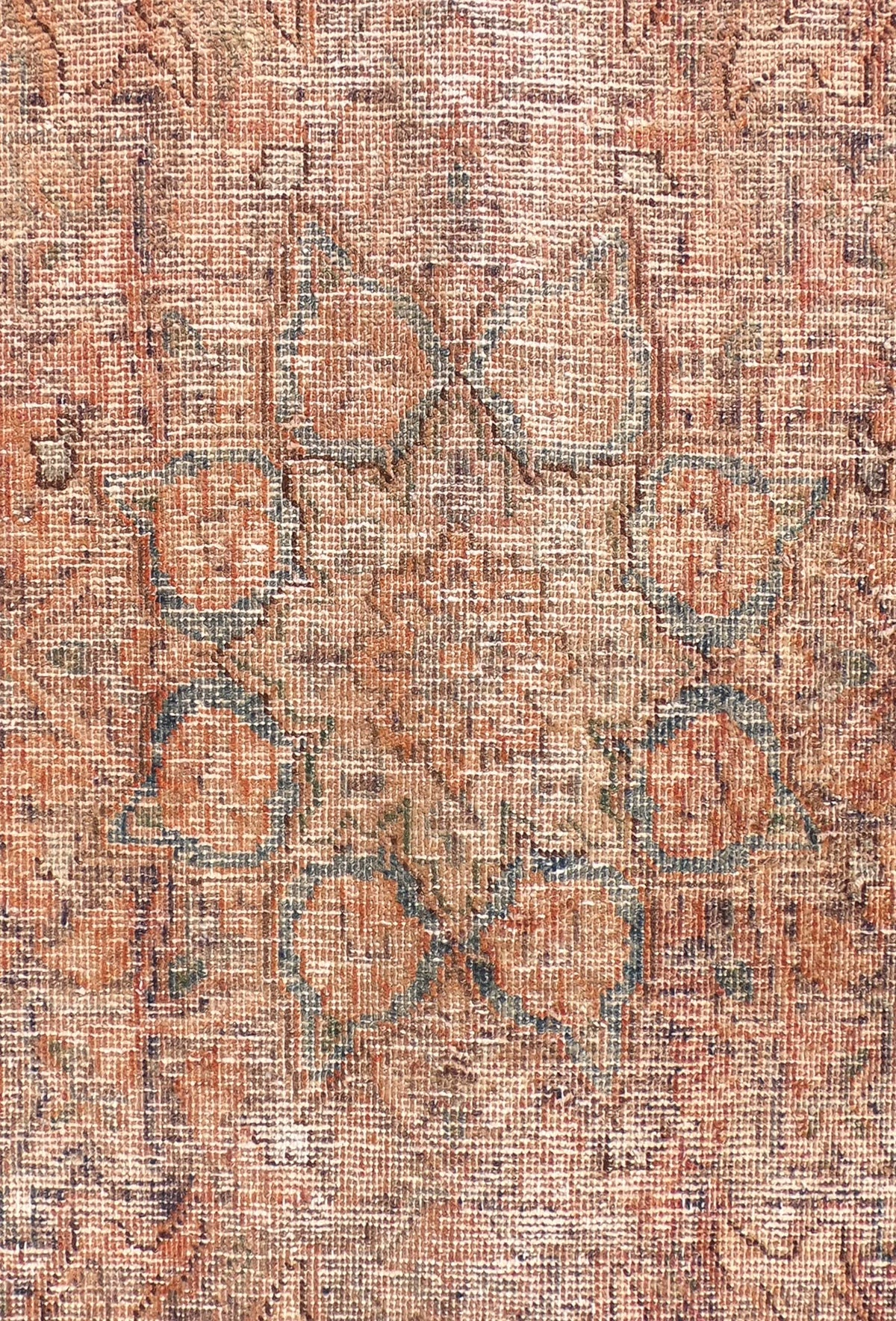 Diseño clásico descolorido en alfombra persa vintage turca
