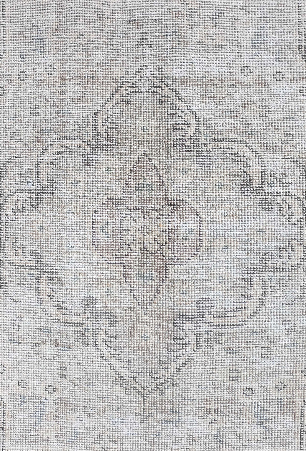 Diseño decolorado y teñido sobre patrón clásico en alfombra persa vintage