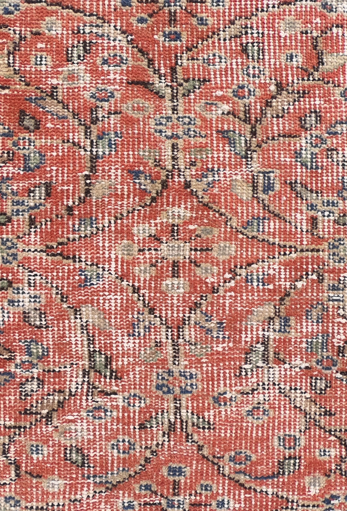 Detalle de diseño clásico descolorido en alfombra persa de lana turca