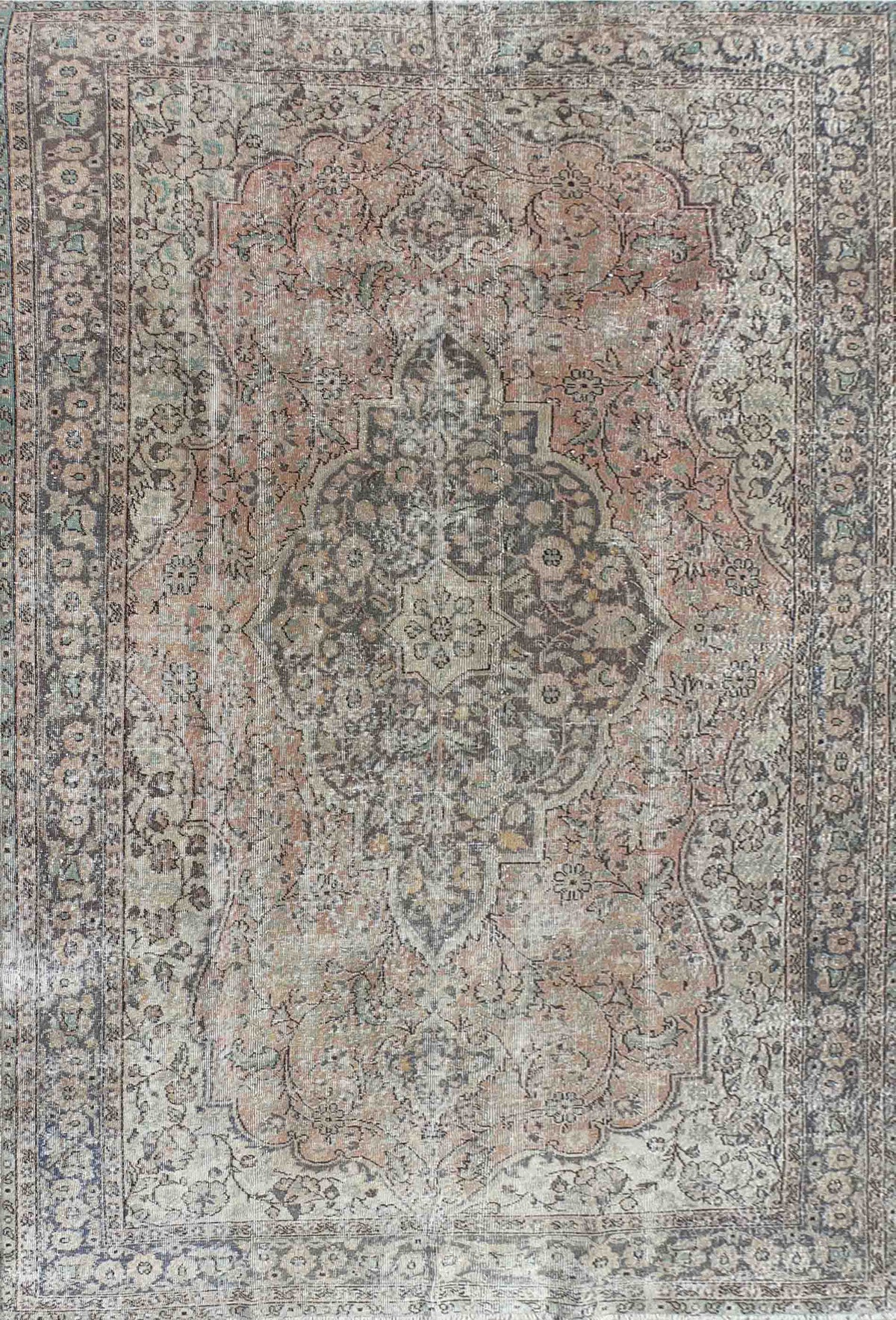 Diseño clásico decolorado en alfombra persa turca, aspecto vintage