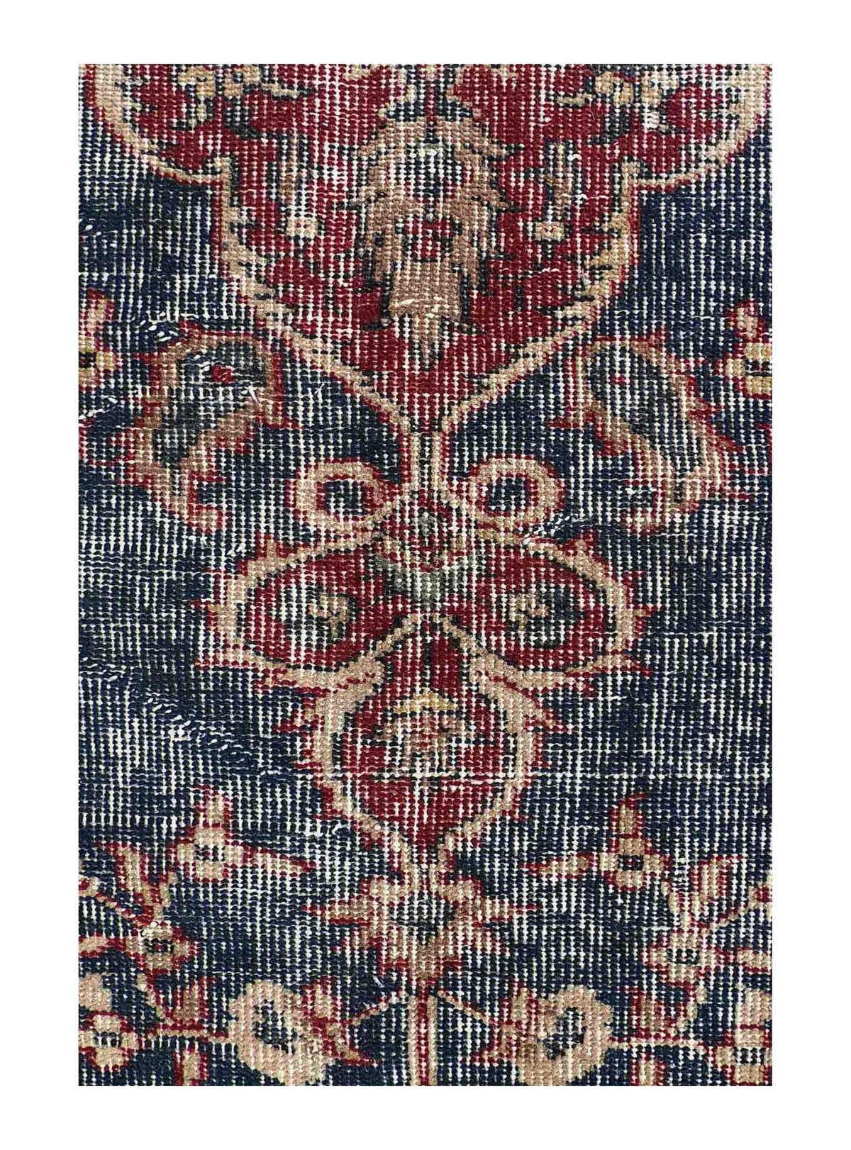 Diseño vintage decolorado con patrón neutralizado en alfombra de lana