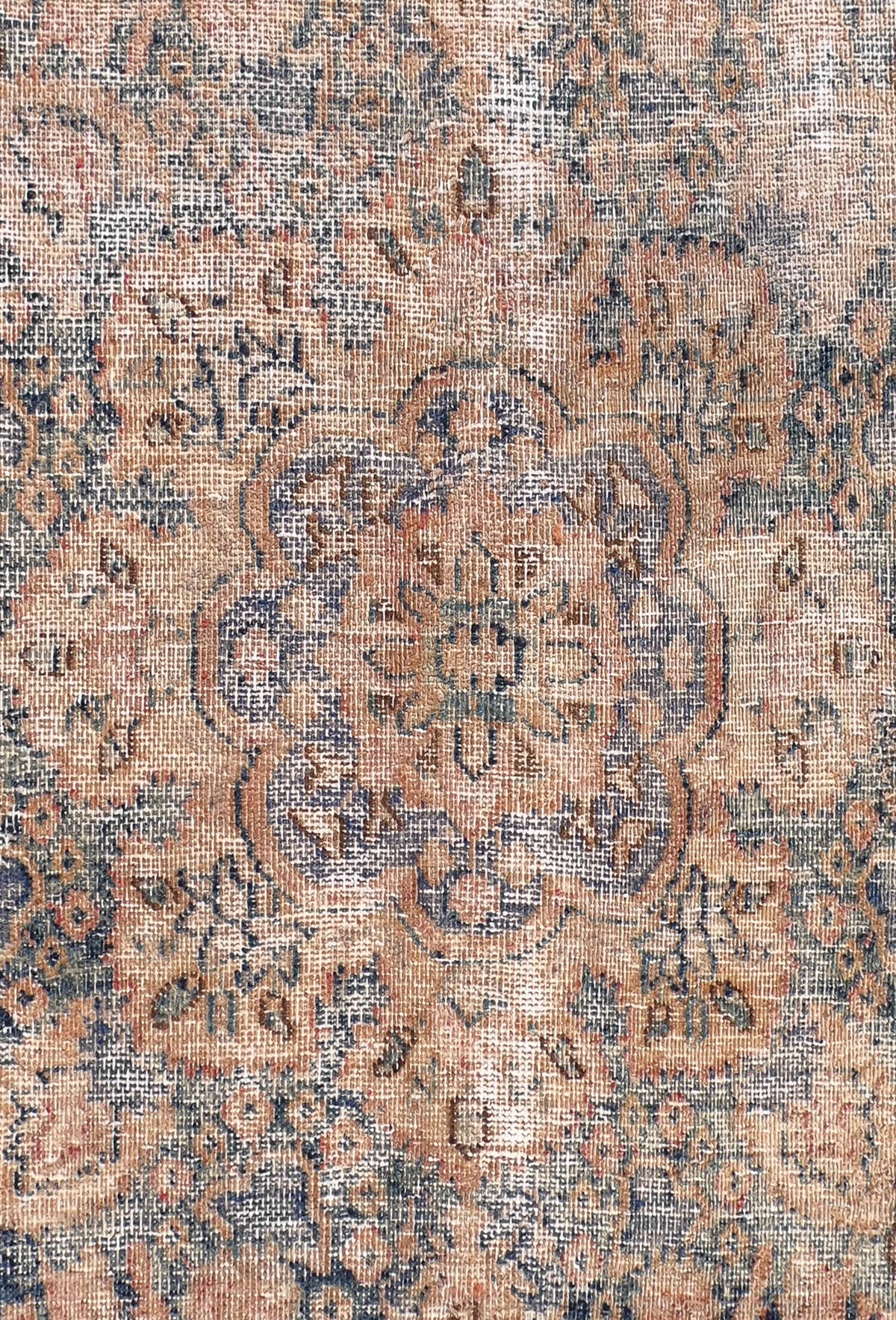Detalle de diseño clásico en alfombra turca vintage, con aspecto decolorado