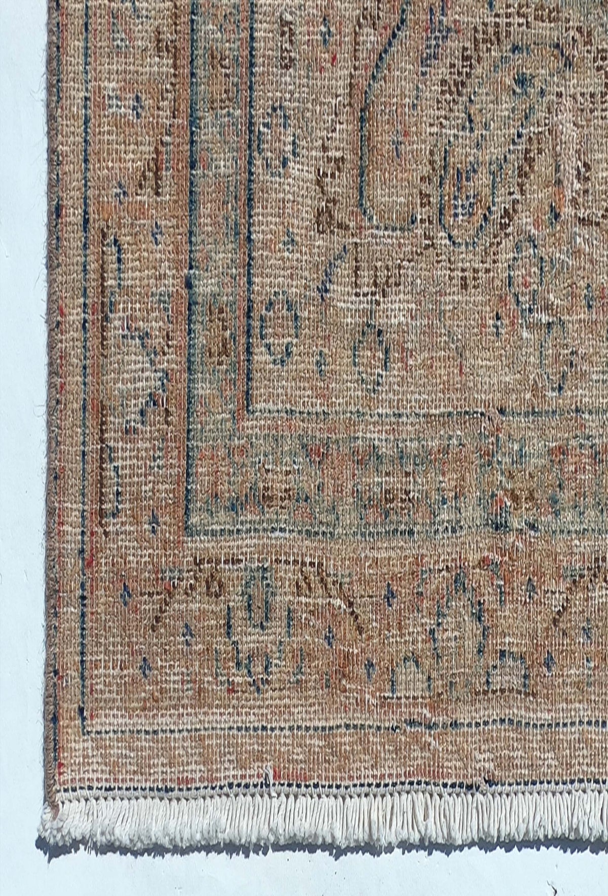 Textura de lana natural en alfombra persa hecha a mano, proceso de teñido visible