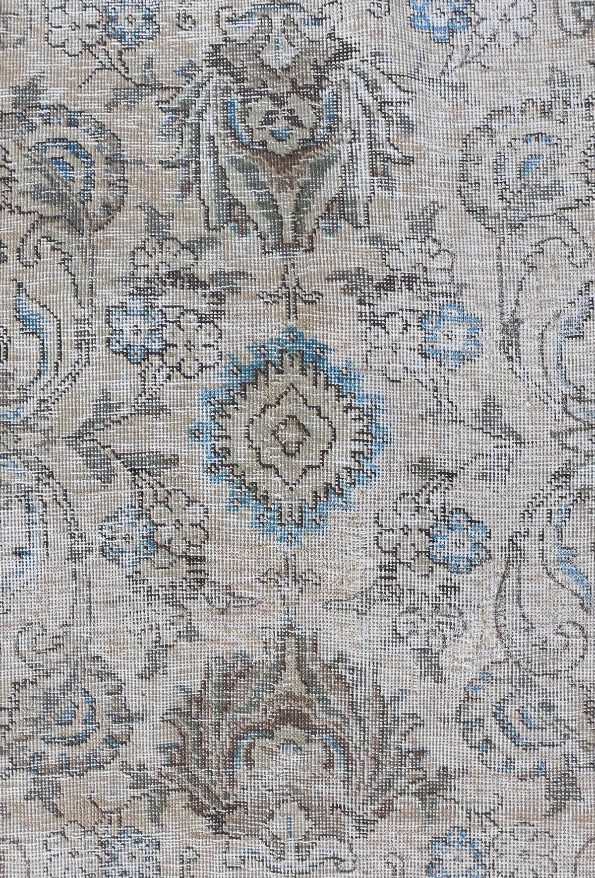 Detalle de diseño clásico en alfombra persa turca, estilo vintage decolorado