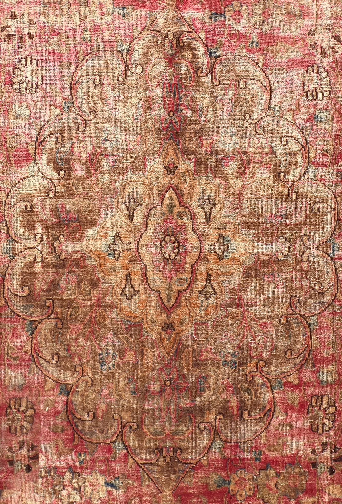 Detalle de diseño clásico en alfombra turca vintage, teñida y neutralizada