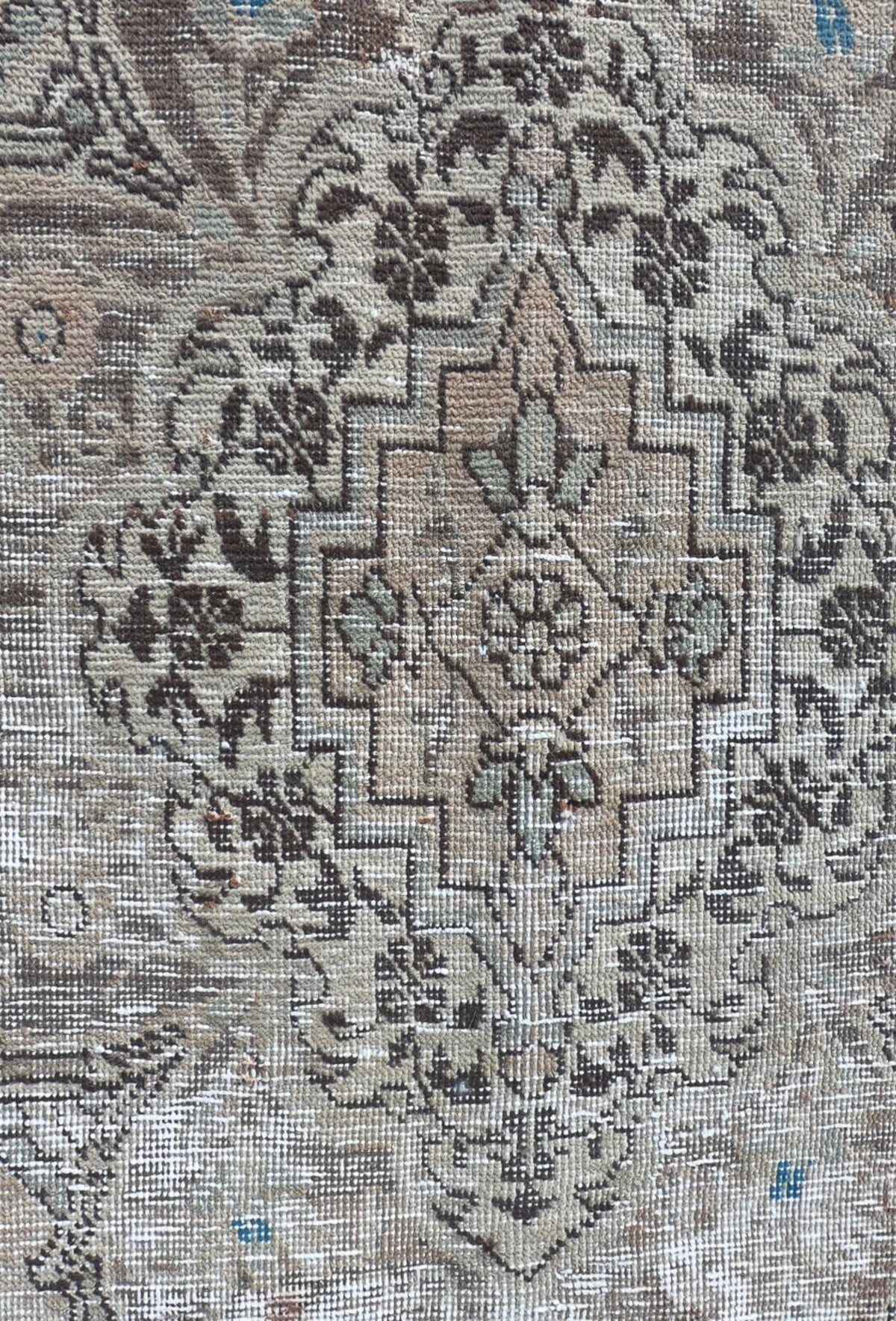 Detalle de diseño clásico en alfombra persa turca vintage, teñida uniformemente