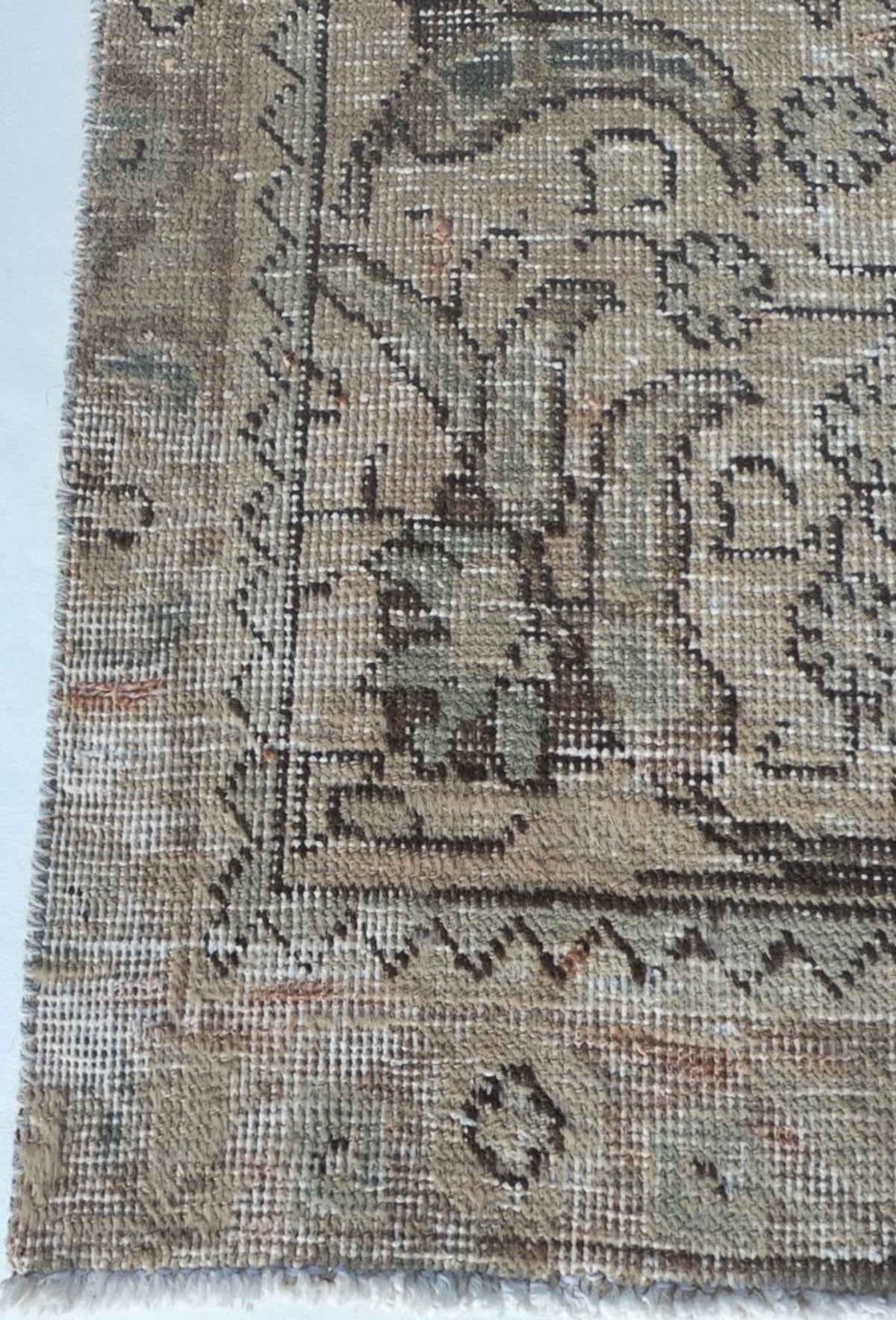 Textura de lana natural en alfombra persa vintage, proceso de neutralización visible