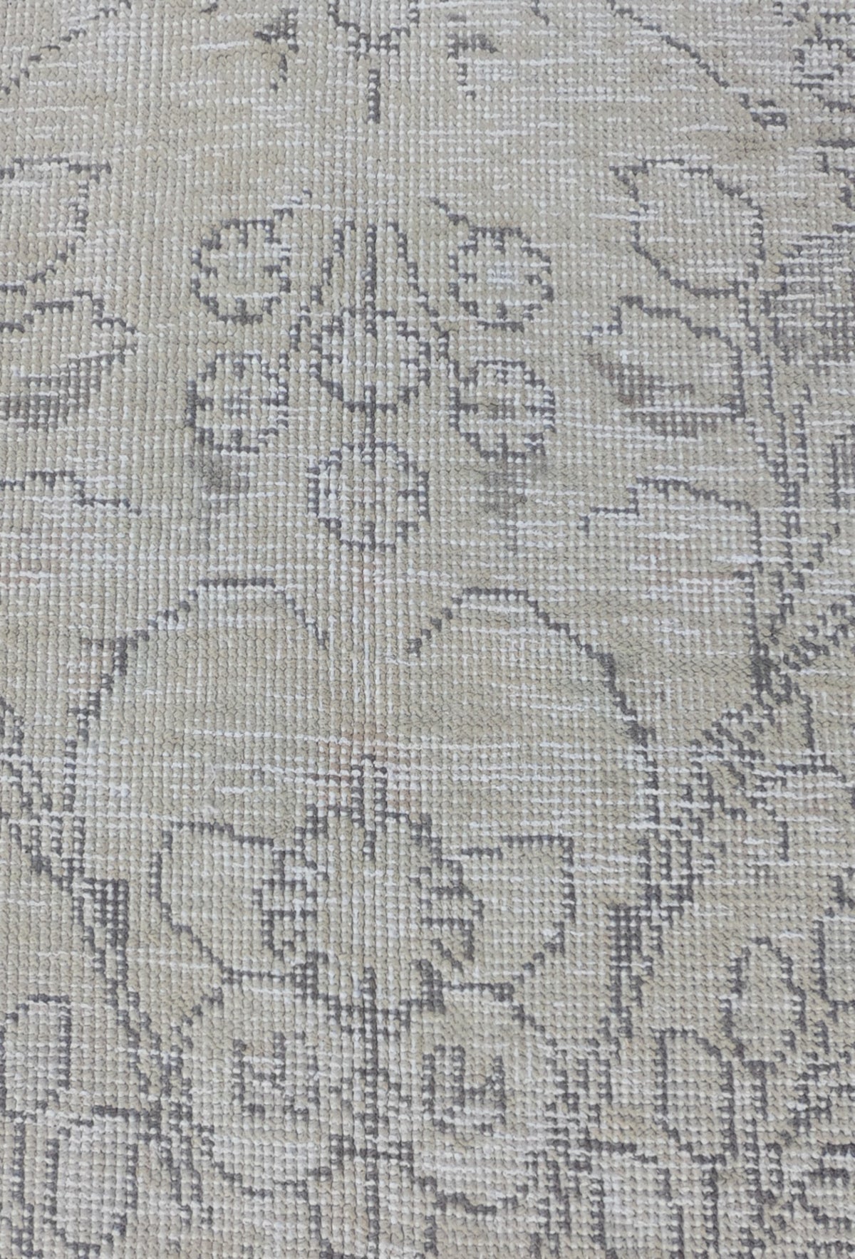Diseño clásico turco descolorido en alfombra persa de lana vintage