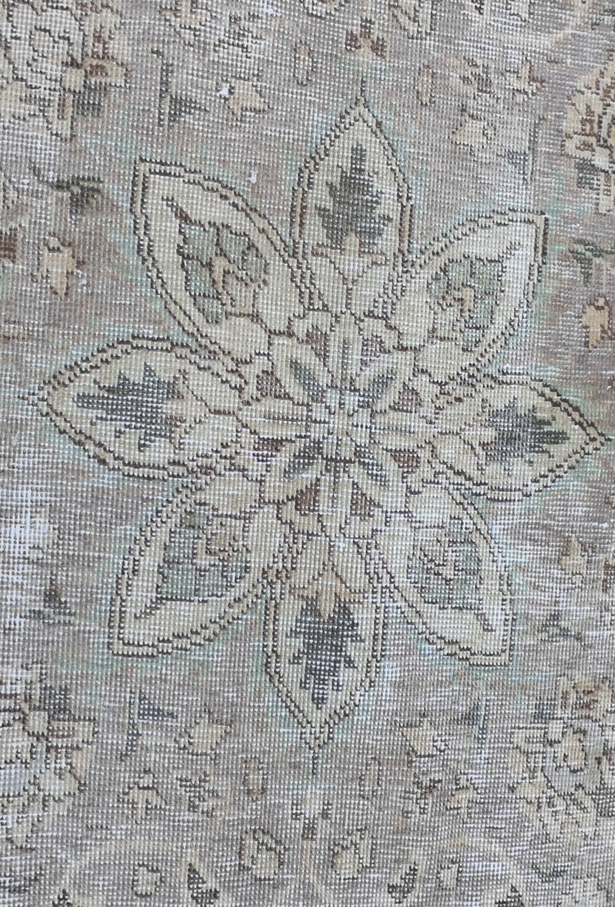 Diseño clásico turco en alfombra persa decolorada, aspecto antiguo
