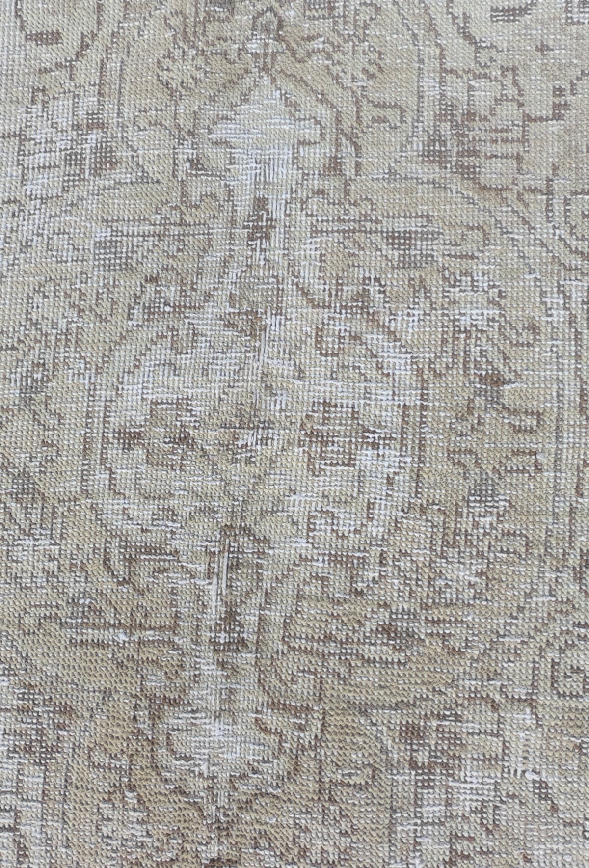 Detalle de diseño clásico neutralizado en alfombra persa turca hecha a mano