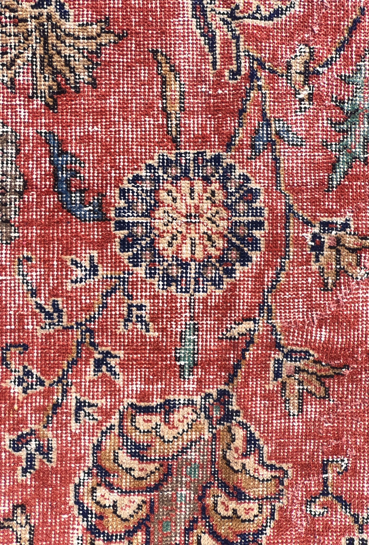 Diseño vintage decolorado en alfombra persa de lana, aspecto envejecido
