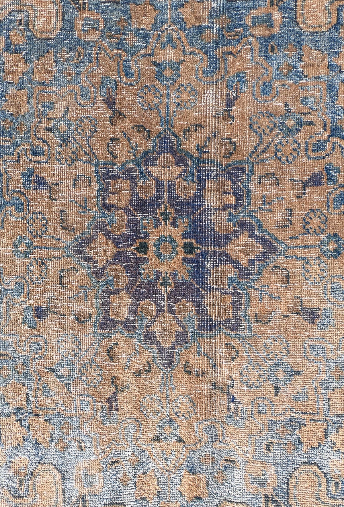 Diseño clásico decolorado en alfombra turca vintage de lana