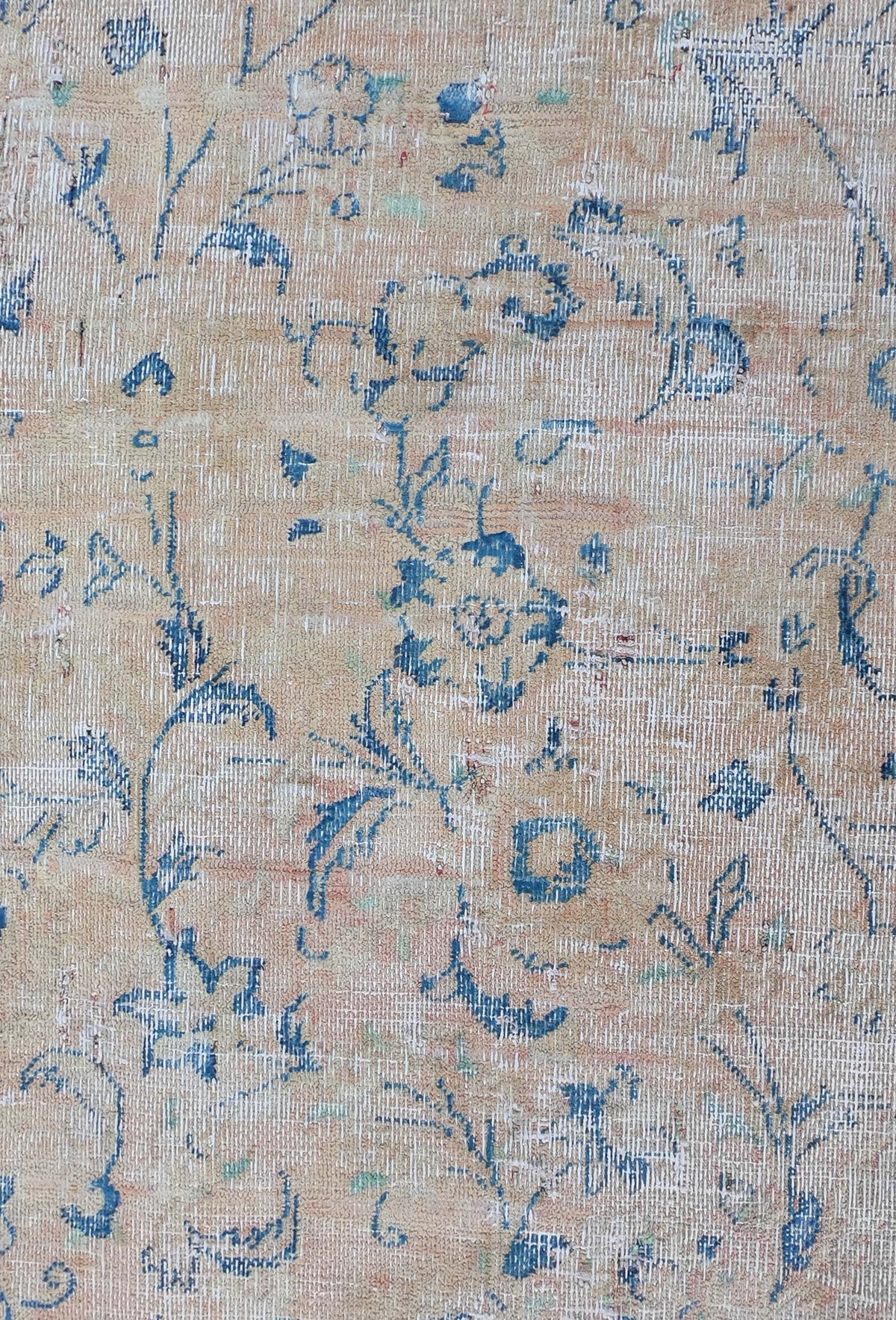 Diseño clásico descolorido en alfombra turca vintage hecha a mano
