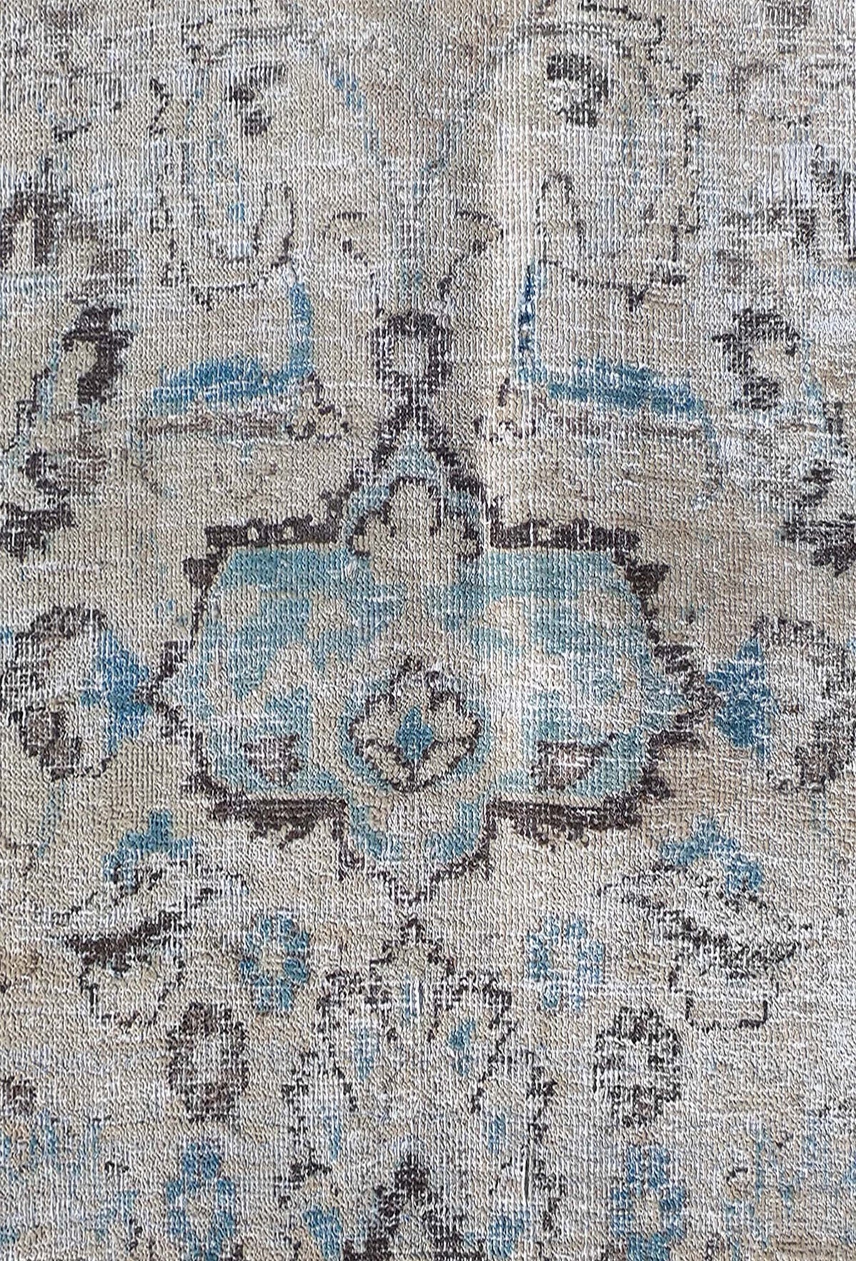 Detalle de diseño clásico neutralizado en alfombra persa vintage turca