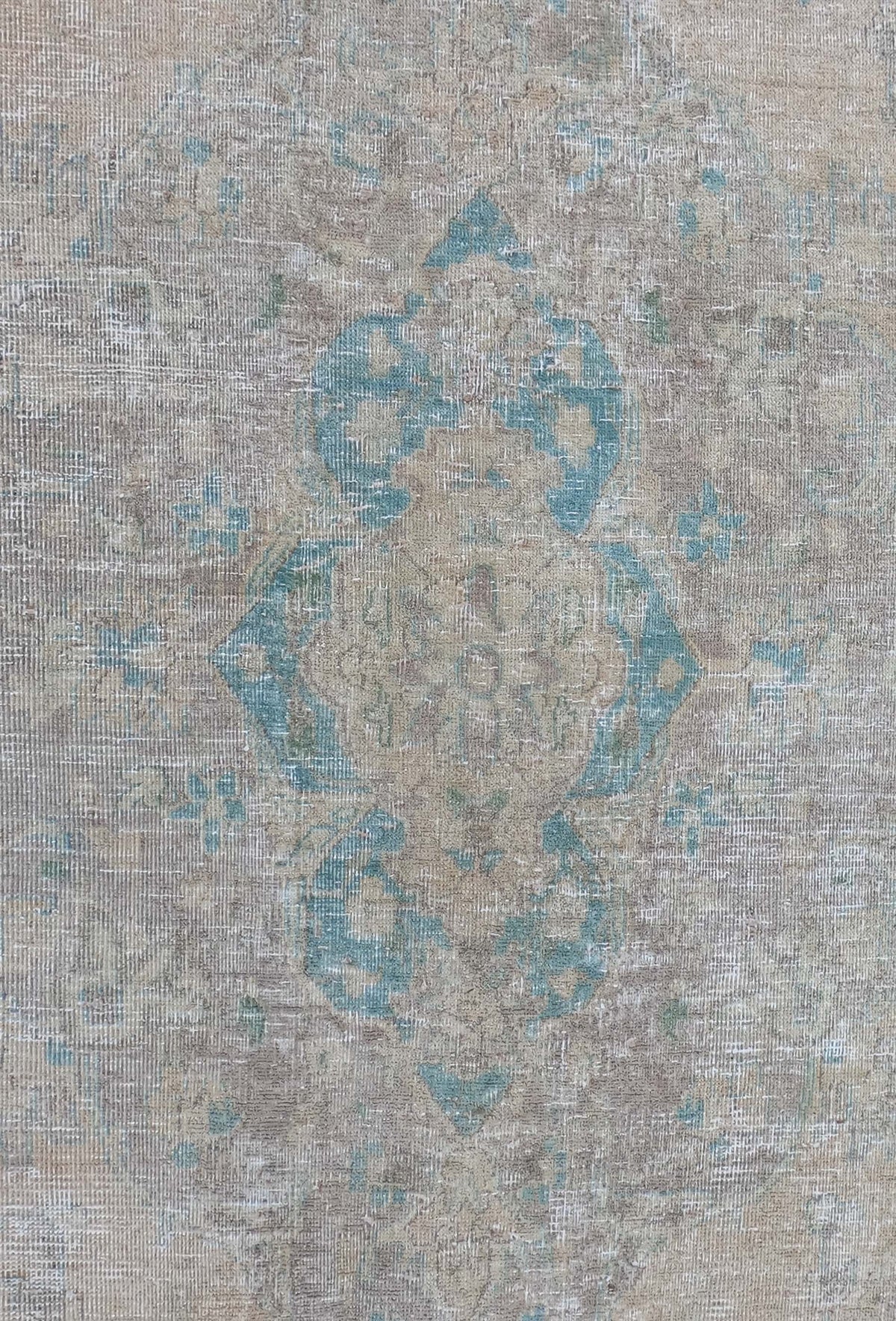 Diseño decolorado y teñido sobre alfombra persa turca hecha a mano