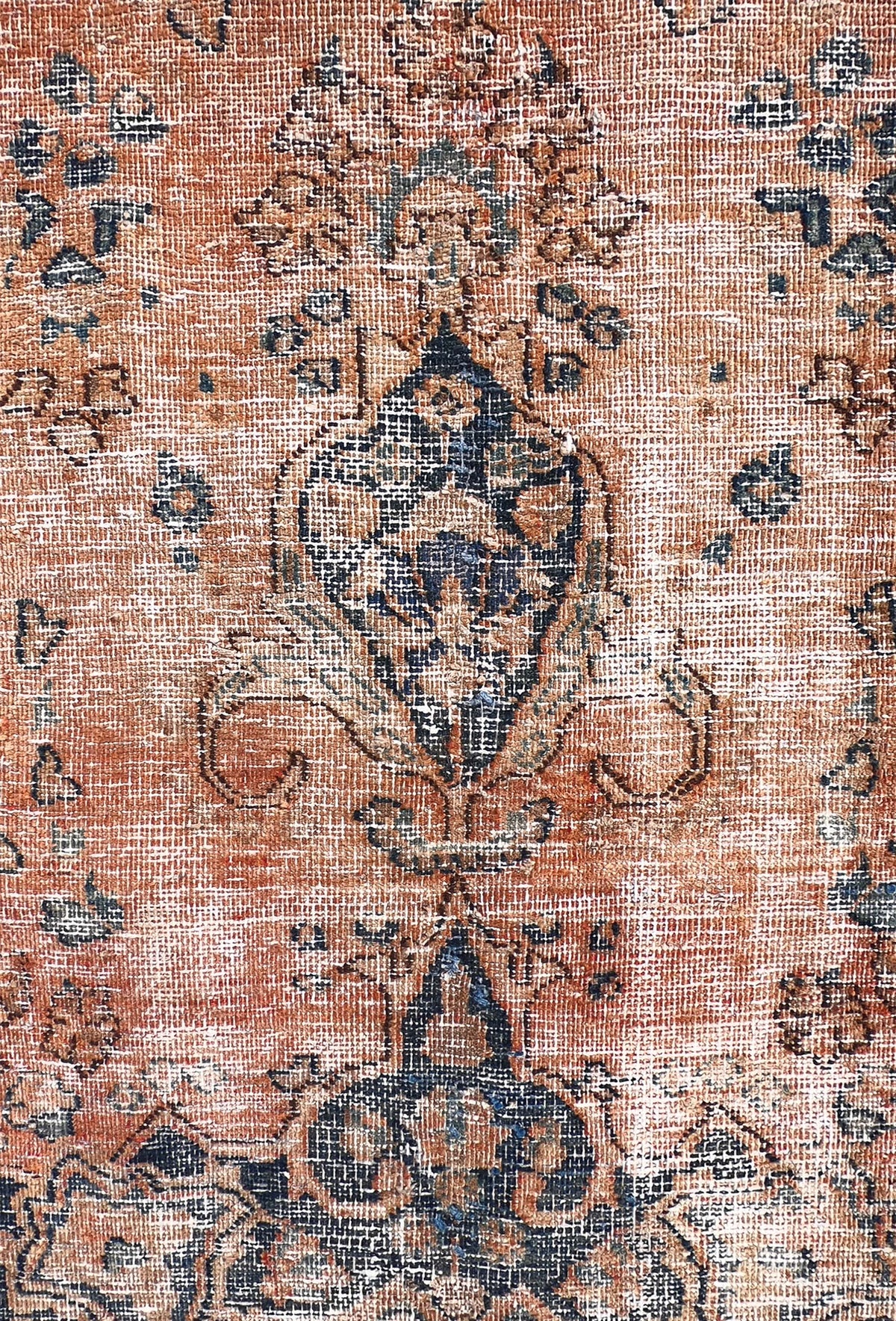 Detalle de diseño clásico en alfombra persa vintage turca, teñida uniformemente