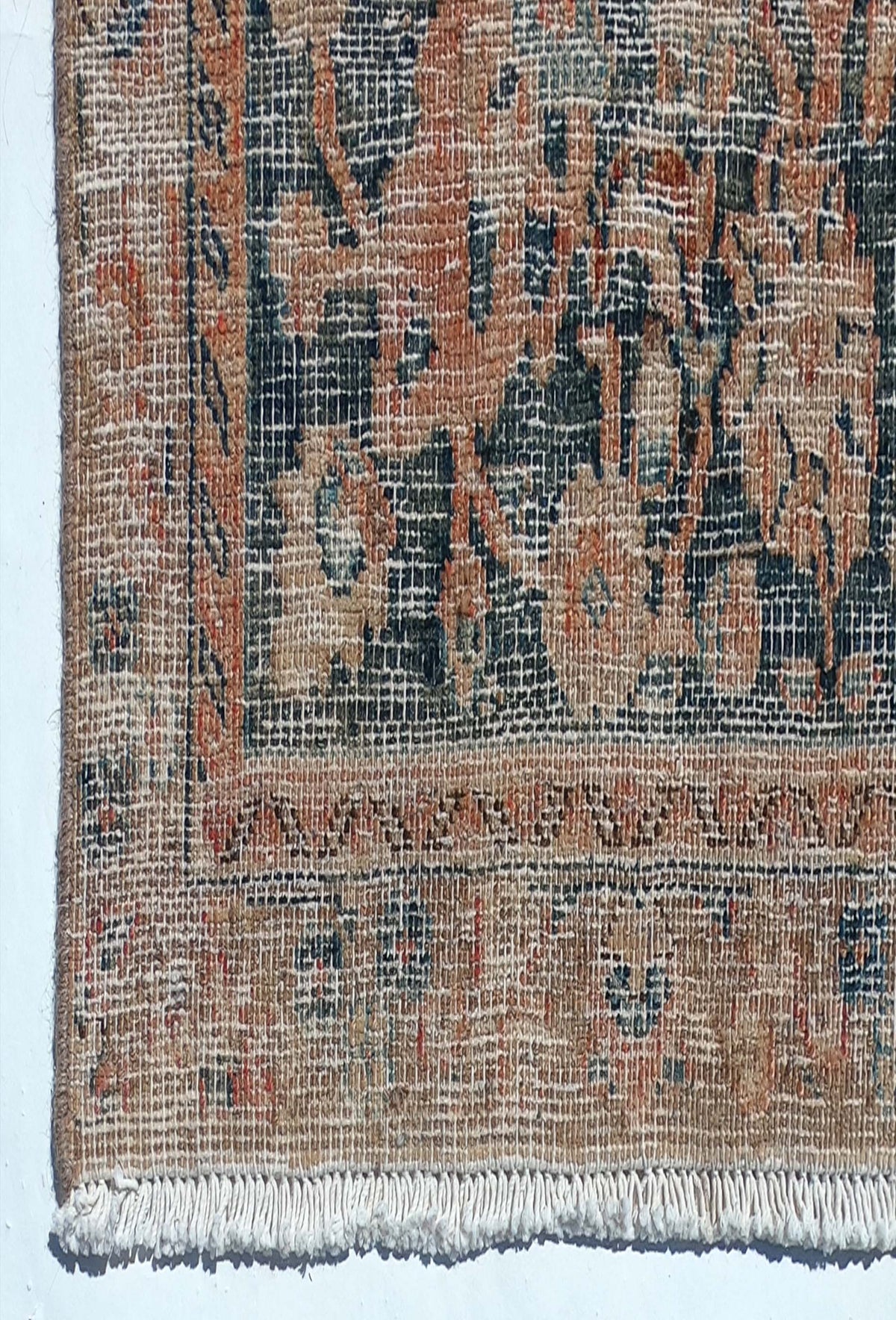Textura de lana natural en alfombra persa vintage, tacto suave y envejecido