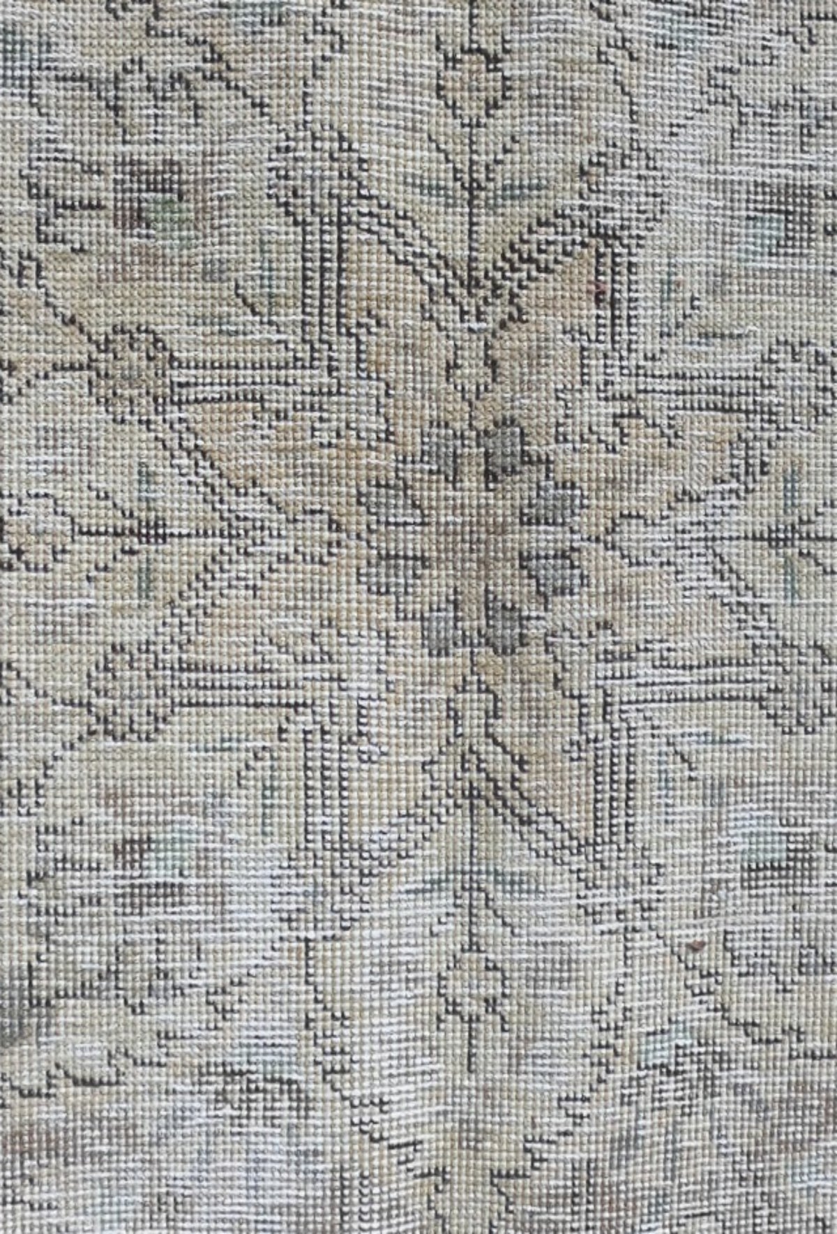 Diseño clásico neutralizado y teñido sobre alfombra persa vintage