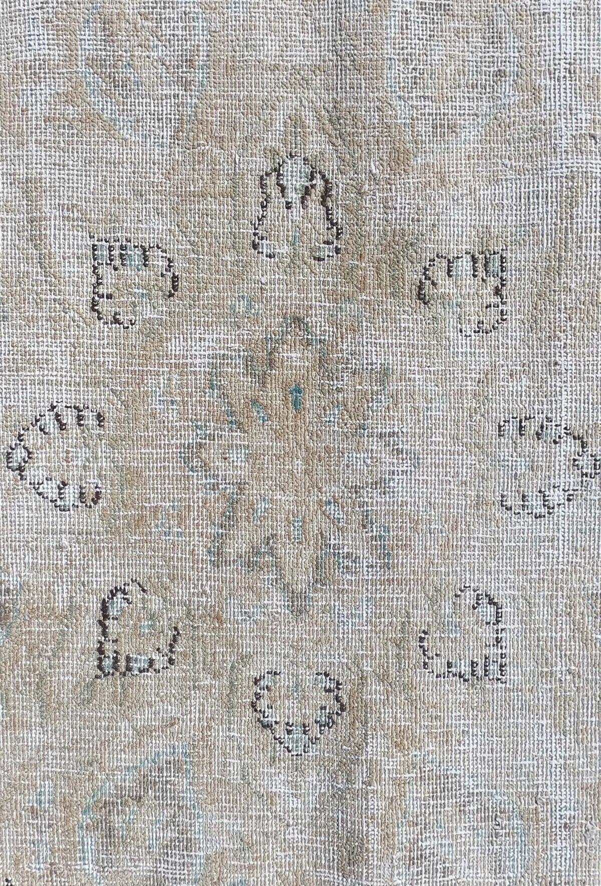 Detalle de diseño decolorado en alfombra persa vintage turca