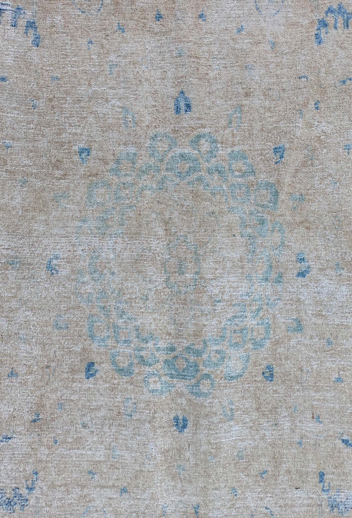 Detalle de diseño clásico descolorido en alfombra persa turca
