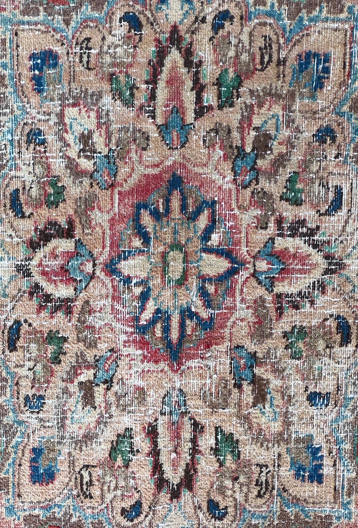 Detalle de diseño clásico descolorido en alfombra persa turca vintage