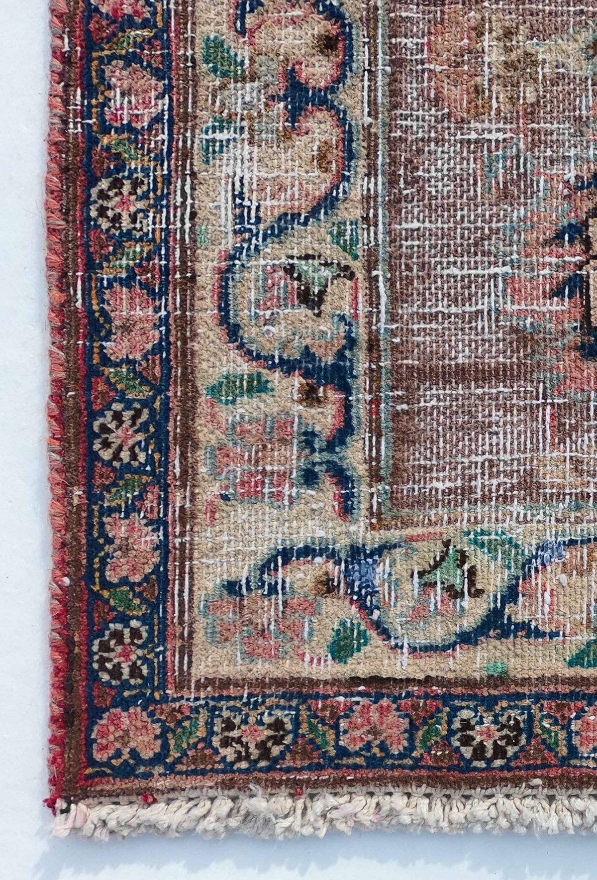 Textura de lana natural en alfombra persa vintage, proceso de teñido artesanal