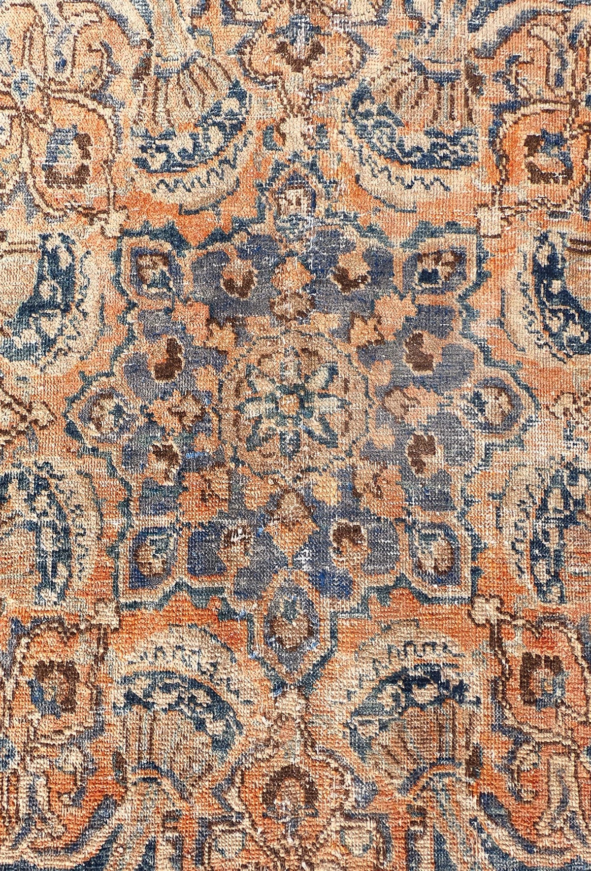 Detalle de diseño decolorado en alfombra persa turca hecha a mano