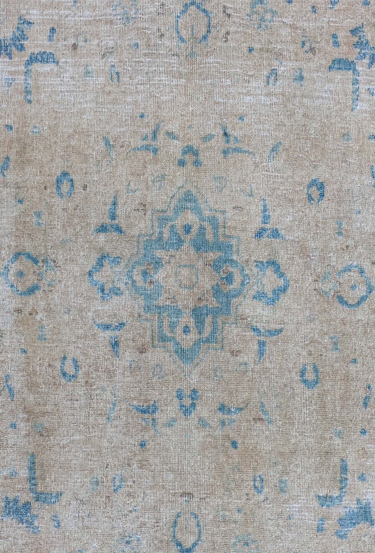 Diseño envejecido y decolorado en alfombra persa vintage de lana