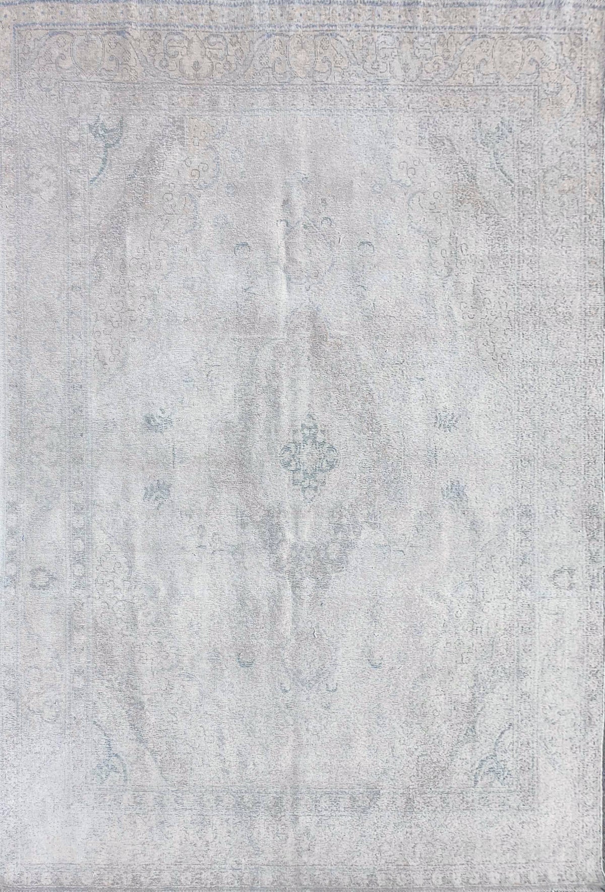 Alfombra persa vintage de lana color neutro, ideal para sala de estar.