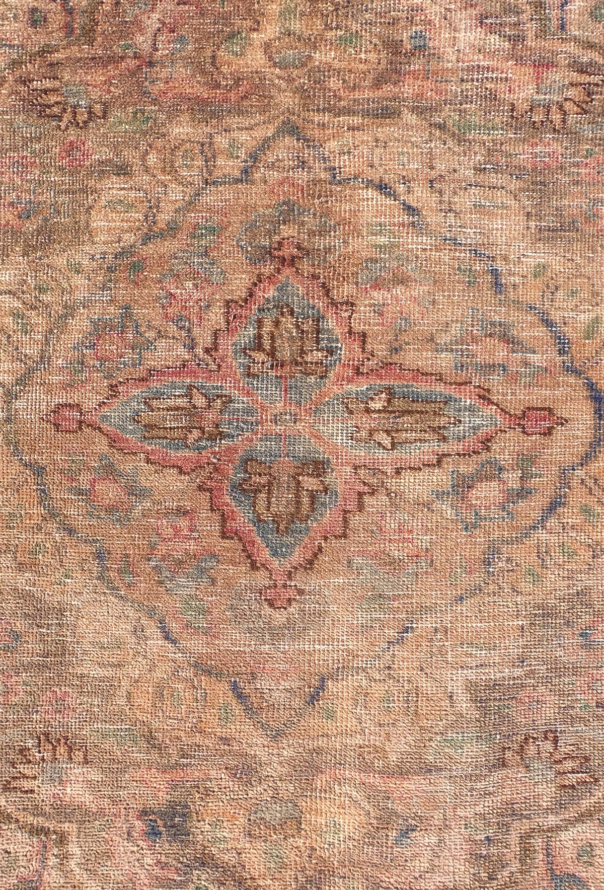 Diseño clásico neutralizado y teñido sobre alfombra persa vintage de lana