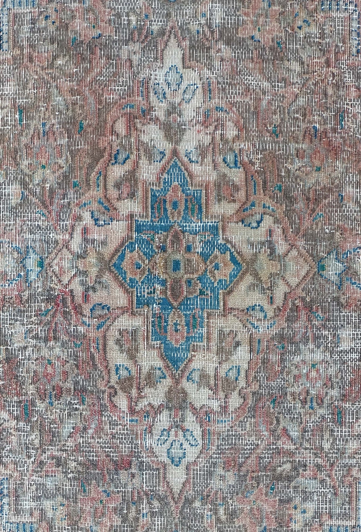 Detalle de diseño decolorado en alfombra persa turca vintage