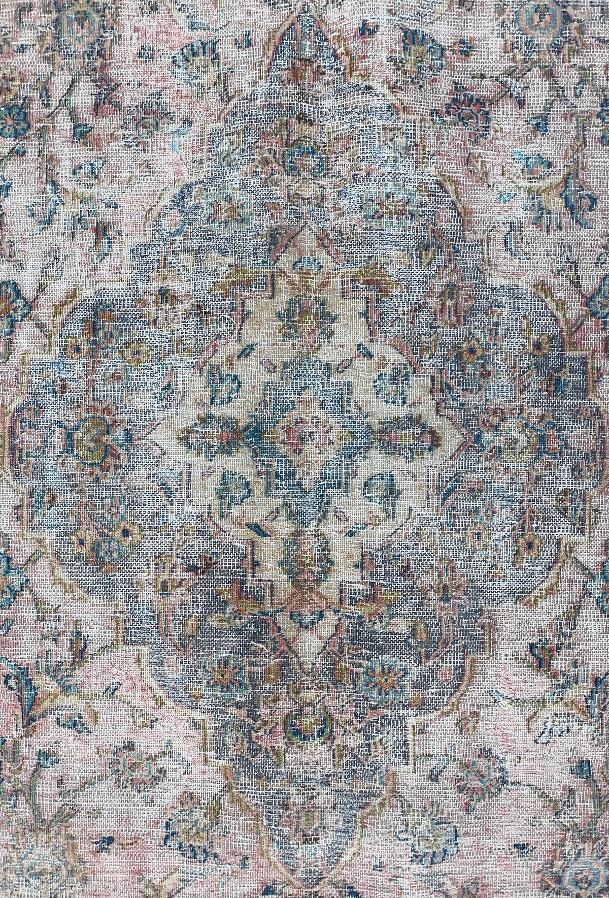 Detalle de diseño decolorado en alfombra persa turca hecha a mano