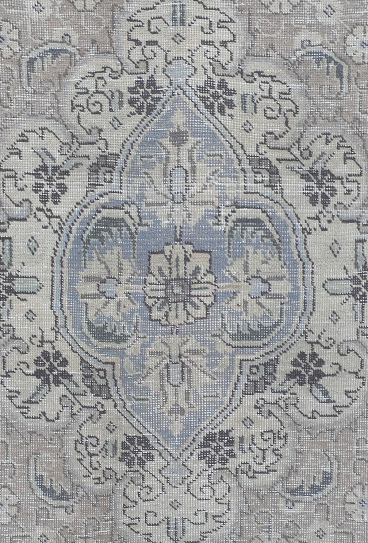 Detalle de diseño decolorado en alfombra persa turca vintage