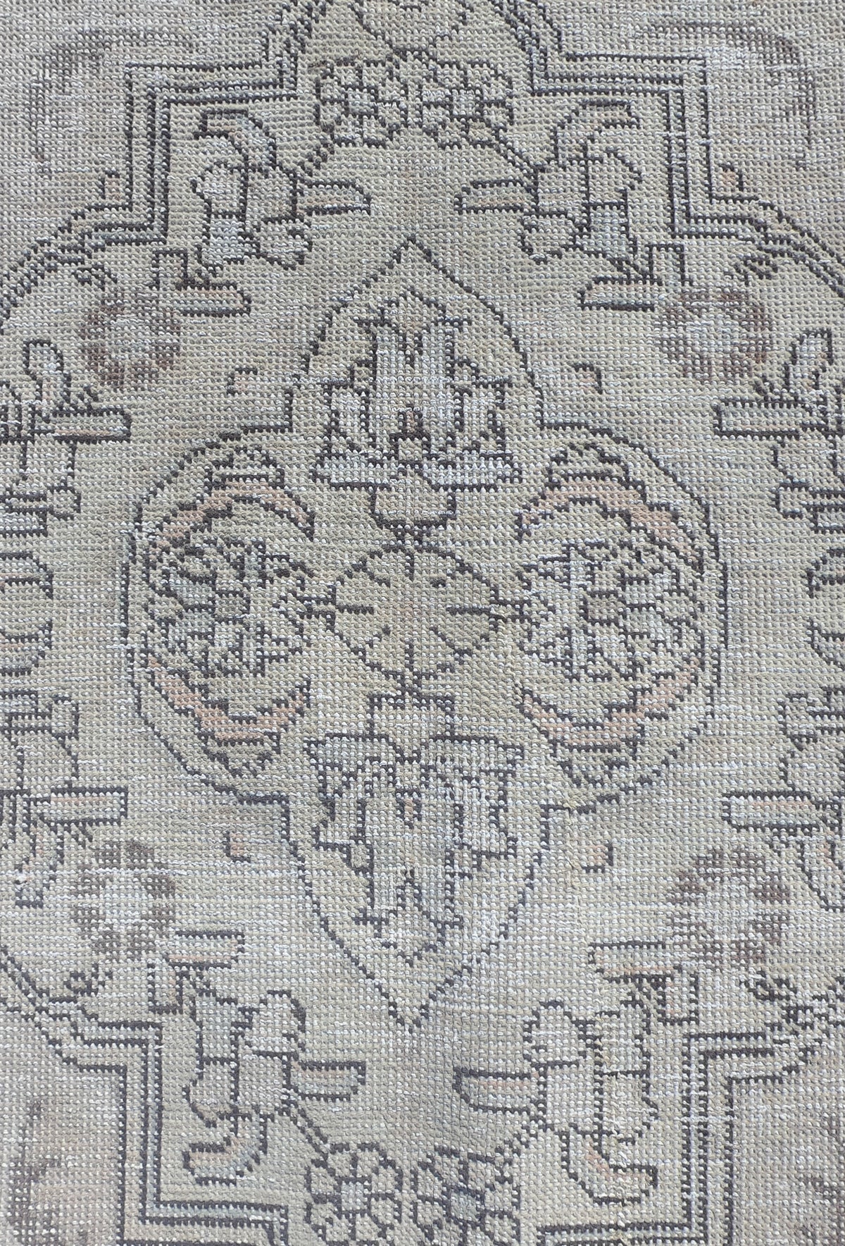Diseño decolorado y teñido sobre patrón clásico en alfombra persa vintage