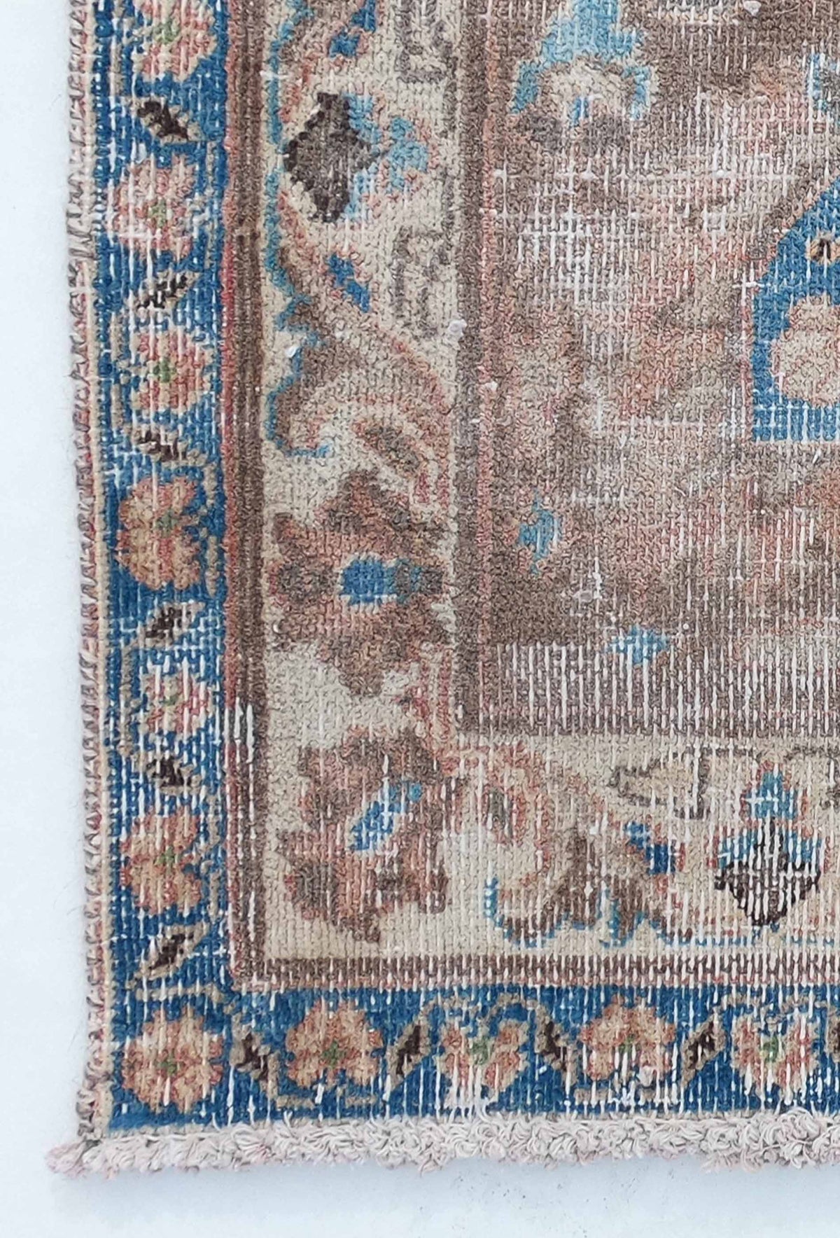 Diseño clásico decolorado en alfombra persa vintage turca