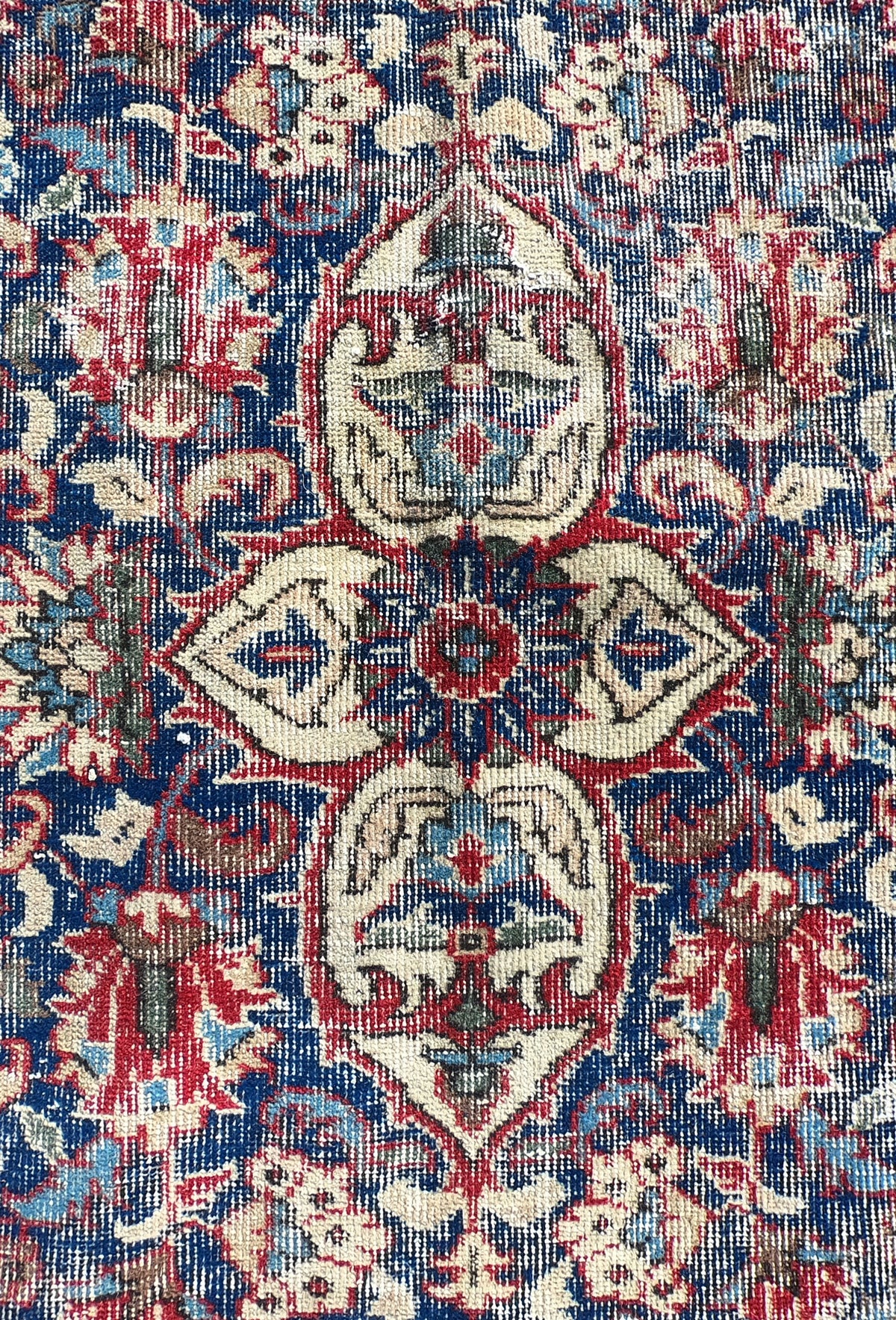 Detalle de diseño clásico descolorido en alfombra persa vintage turca
