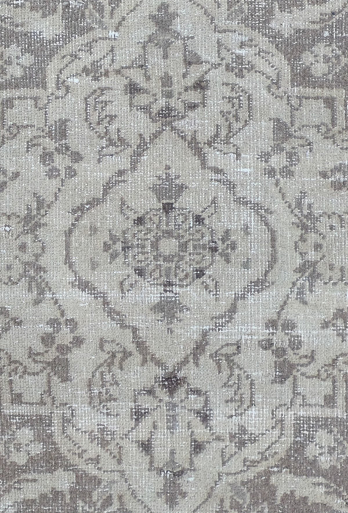 Alfombra persa vintage estilo clásico en tonos neutros