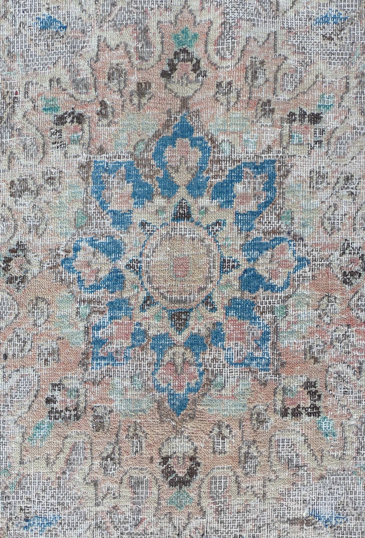 Detalle de diseño clásico descolorido en alfombra persa vintage hecha a mano