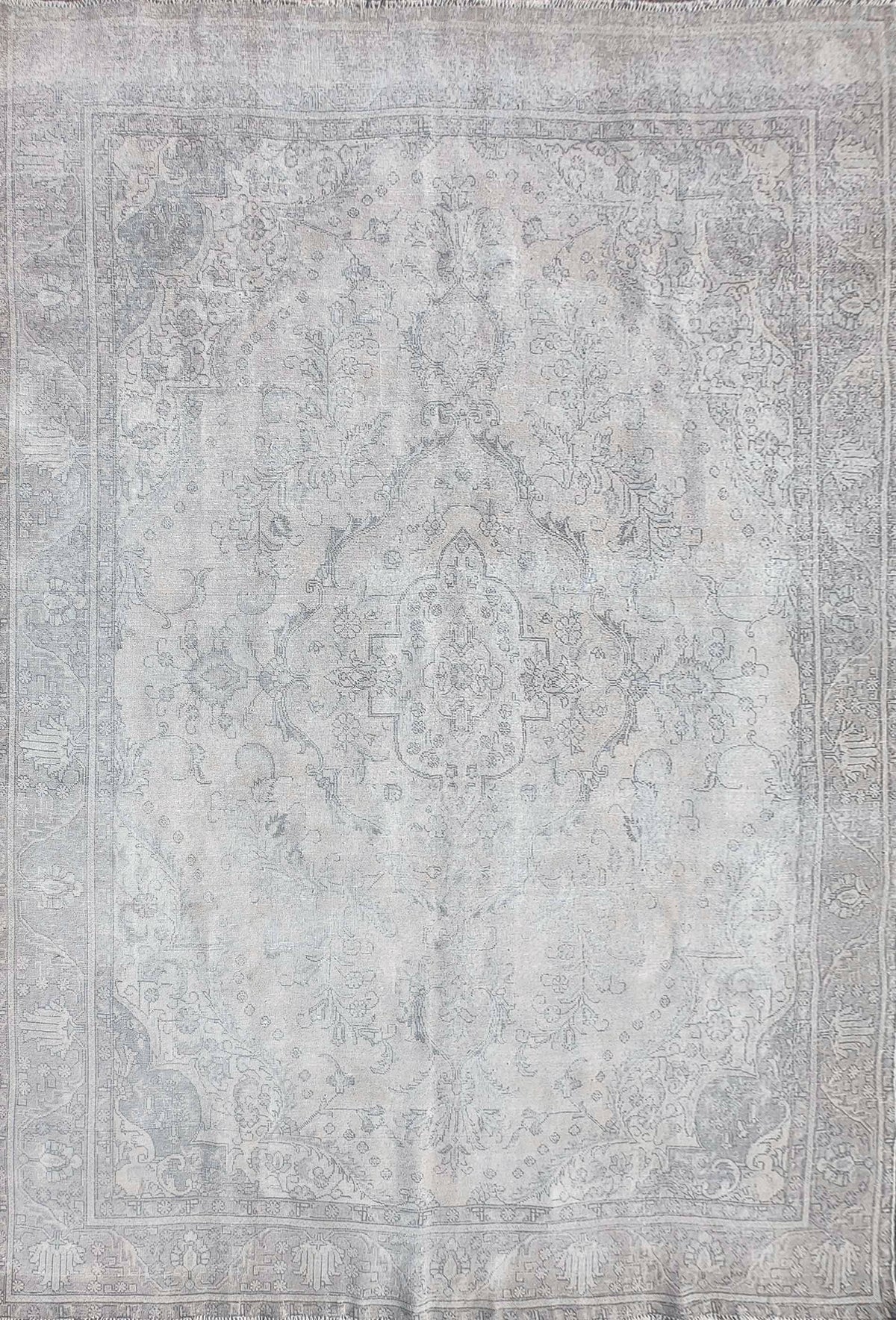 Alfombra persa vintage de lana, diseño clásico en tonos neutros