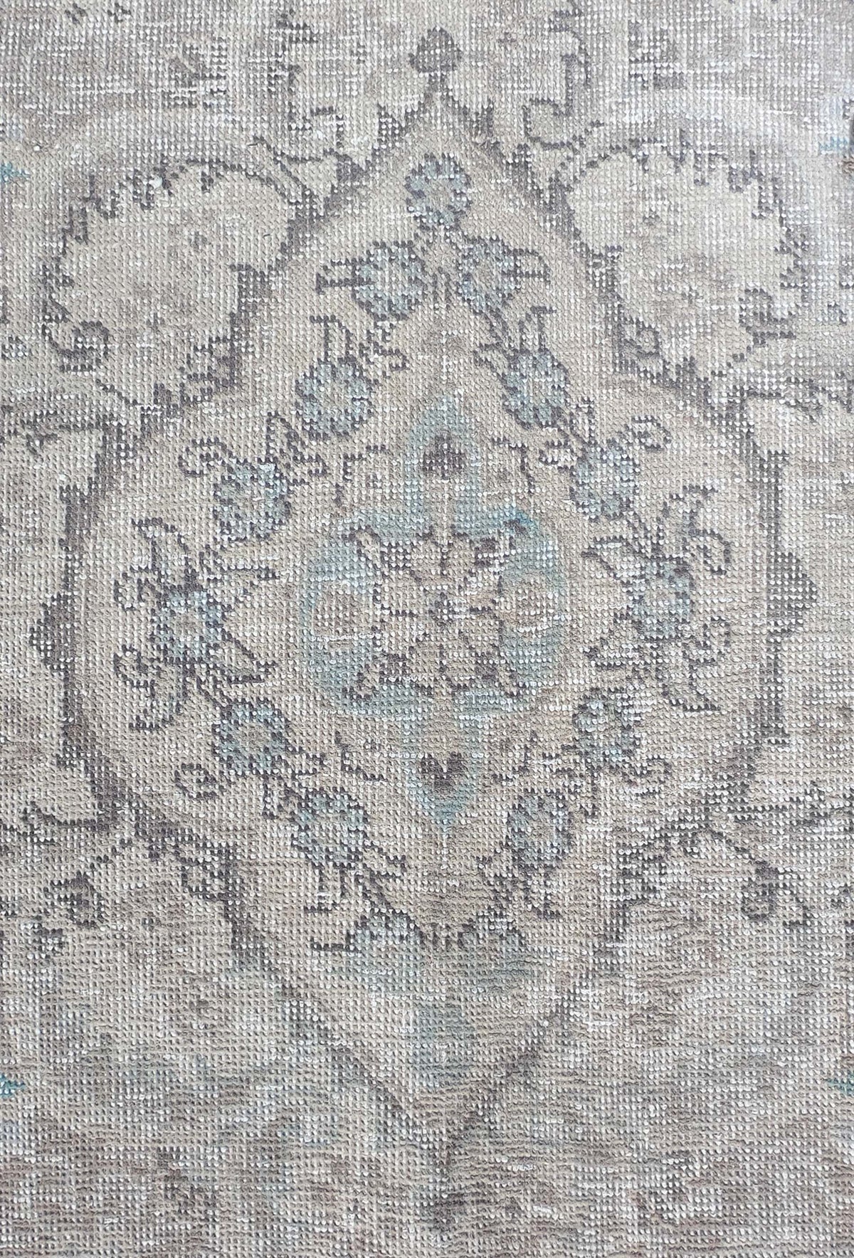 Detalle de diseño clásico decolorado en alfombra persa vintage turca