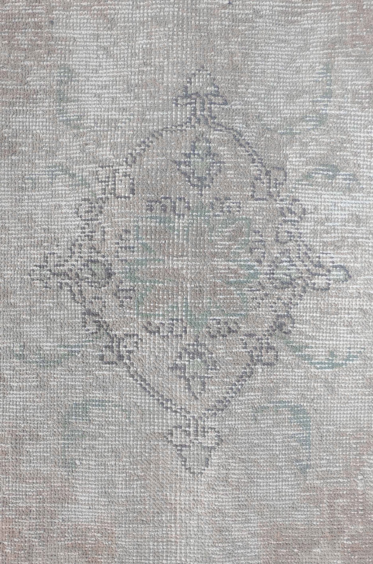 Alfombra persa vintage desgastada en tonos neutros