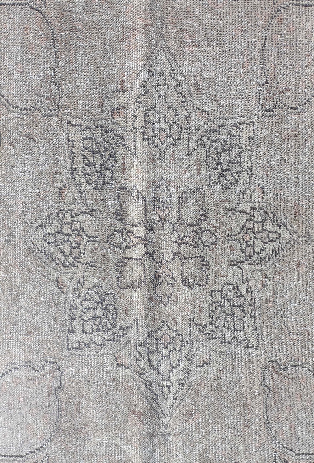 Detalle de diseño clásico en alfombra turca vintage, con aspecto neutralizado